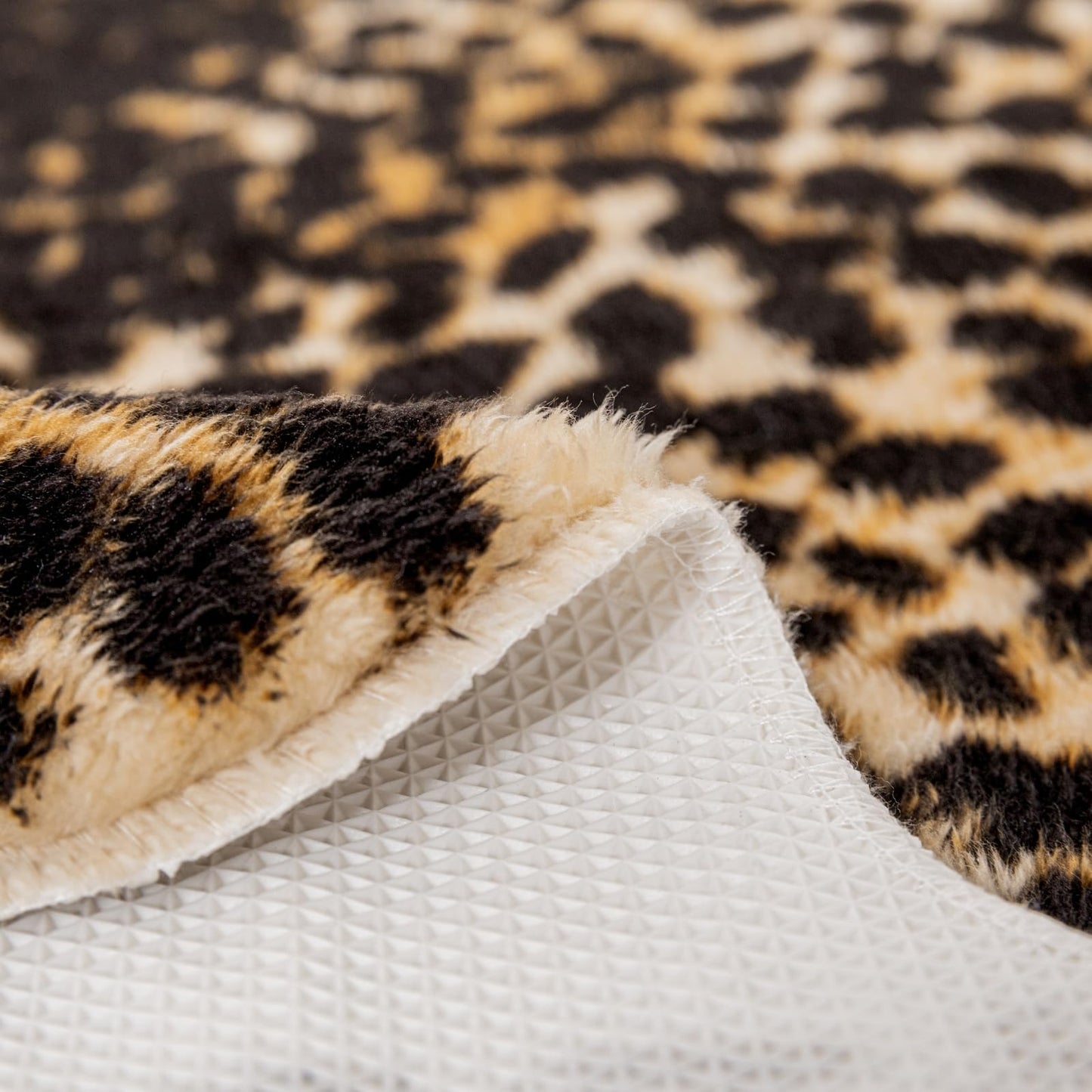 Beawelkomjo Cheetah Print Rug - Stylish Leopard Rug Faux Animal Print, Thick TPR Non-Slip Animal Print Floor Mat for Living Room, Dorm, Apartment (Cheetah Print 37x41In)
