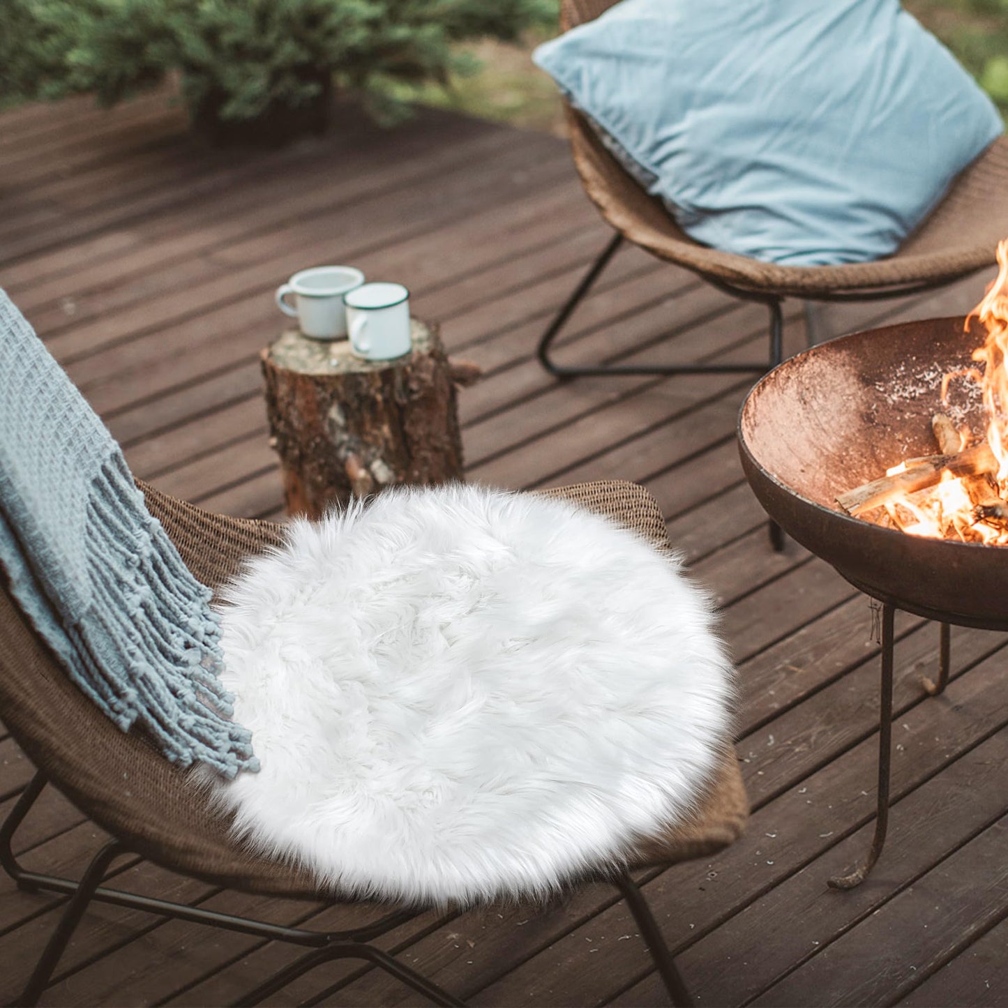 TENNOLA White Faux Fur Rug 2x2 Feet Small Round Fluffy Rug, Faux Sheepskin Circle Shag Fuzzy Throw Carpet for Kids Room, Bedroom, Living Room, Luxury Room Decor