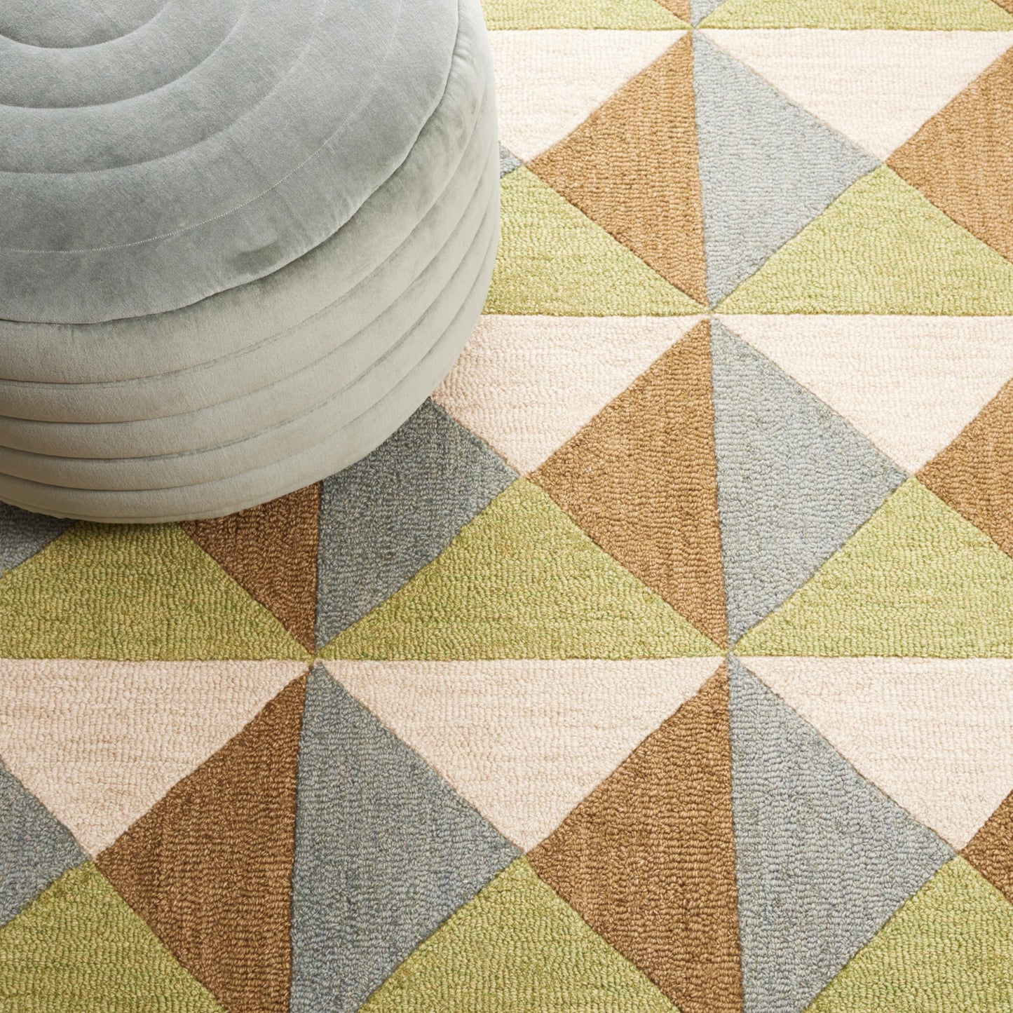 SAFAVIEH Genre Collection Area Rug - 6' Square, Beige & Green, Handmade Wool, Ideal for Living Room, Bedroom, Dining (GRE103B-6SQ)