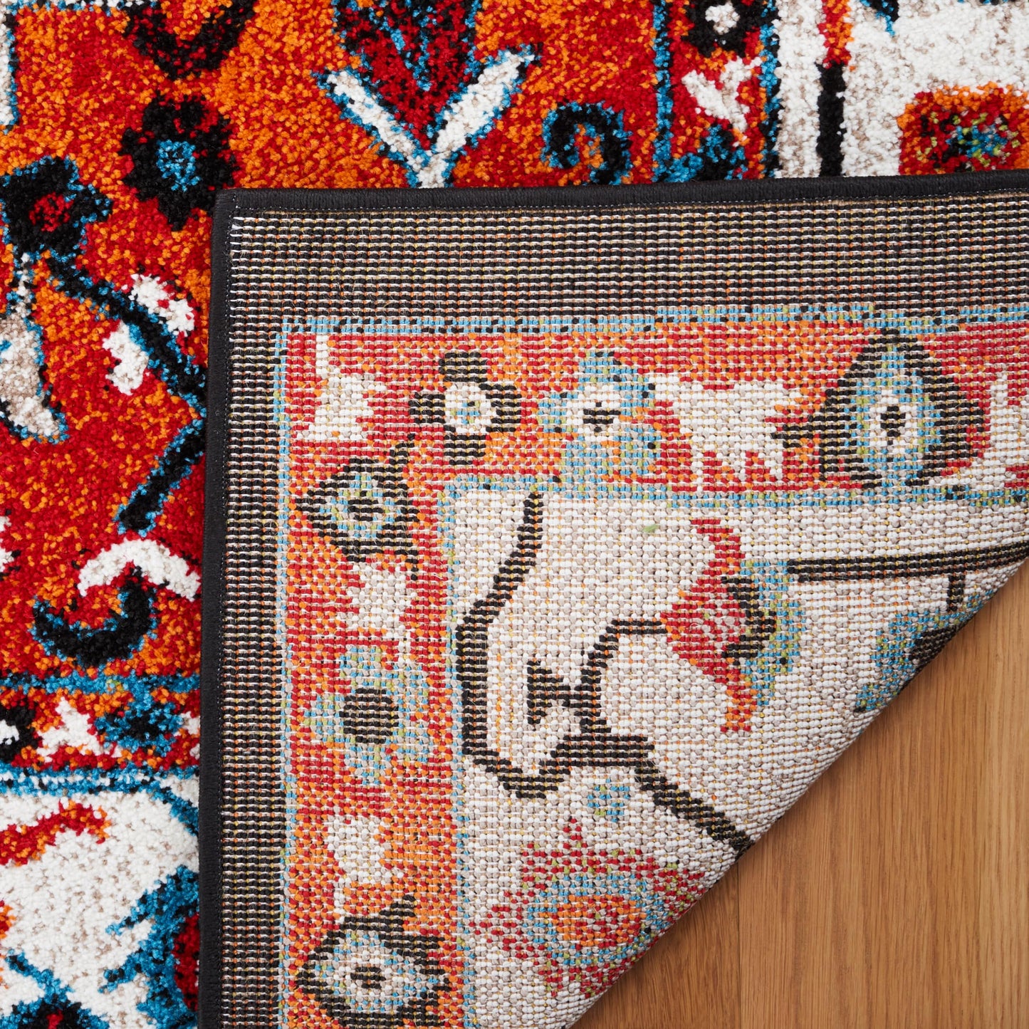 SAFAVIEH Vintage Hamadan Collection Accent Rug - 4' x 6', Red & Black, Medallion Design, Non-Shedding & Easy Care, Ideal for High Traffic Areas in Entryway, Living Room, Bedroom (VTH225P)