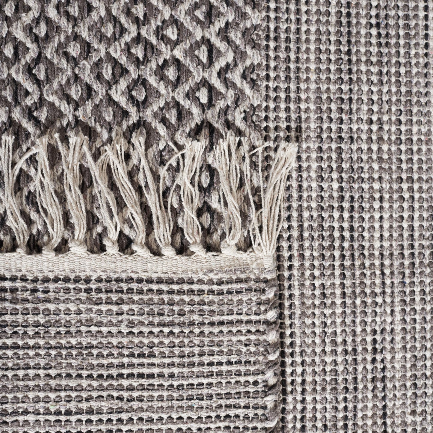 SAFAVIEH Montauk Collection Area Rug - 8' x 10', Ivory & Anthracite, Handmade Flat Weave Boho Farmhouse Cotton Tassel Fringe, Ideal for High Traffic Areas in Living Room, Bedroom (MTK330N)
