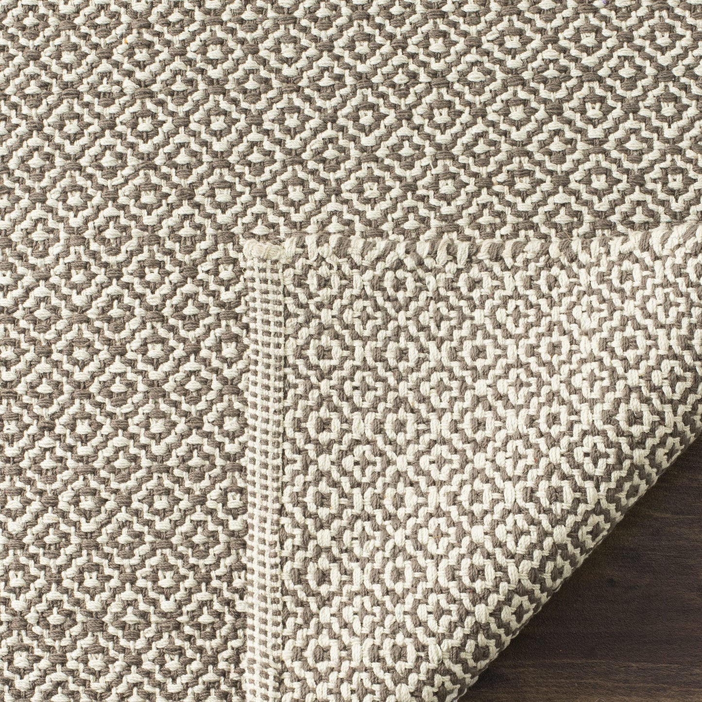 SAFAVIEH Montauk Collection Accent Rug - 4' x 6', Ivory & Grey, Handmade Cotton, Ideal for High Traffic Areas in Entryway, Living Room, Bedroom (MTK717A)