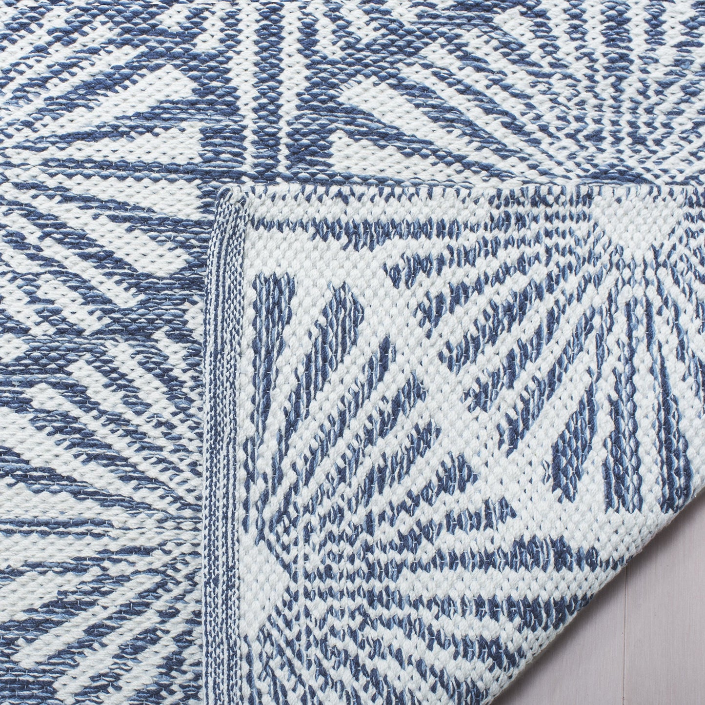 SAFAVIEH Montauk Collection Area Rug - 5' x 8', Navy & Ivory, Handmade Cotton, Ideal for High Traffic Areas in Living Room, Bedroom (MTK606C)