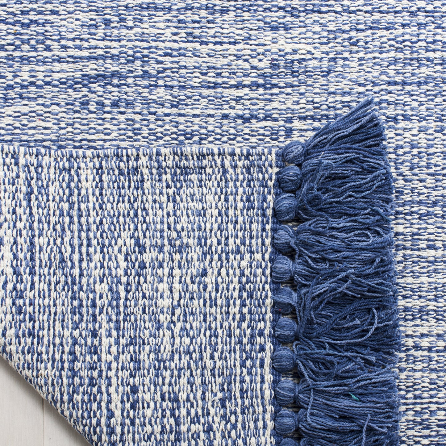 SAFAVIEH Montauk Collection Area Rug - 5' x 8', Blue, Handmade Tassel Cotton, Ideal for High Traffic Areas in Living Room, Bedroom (MTK610B)