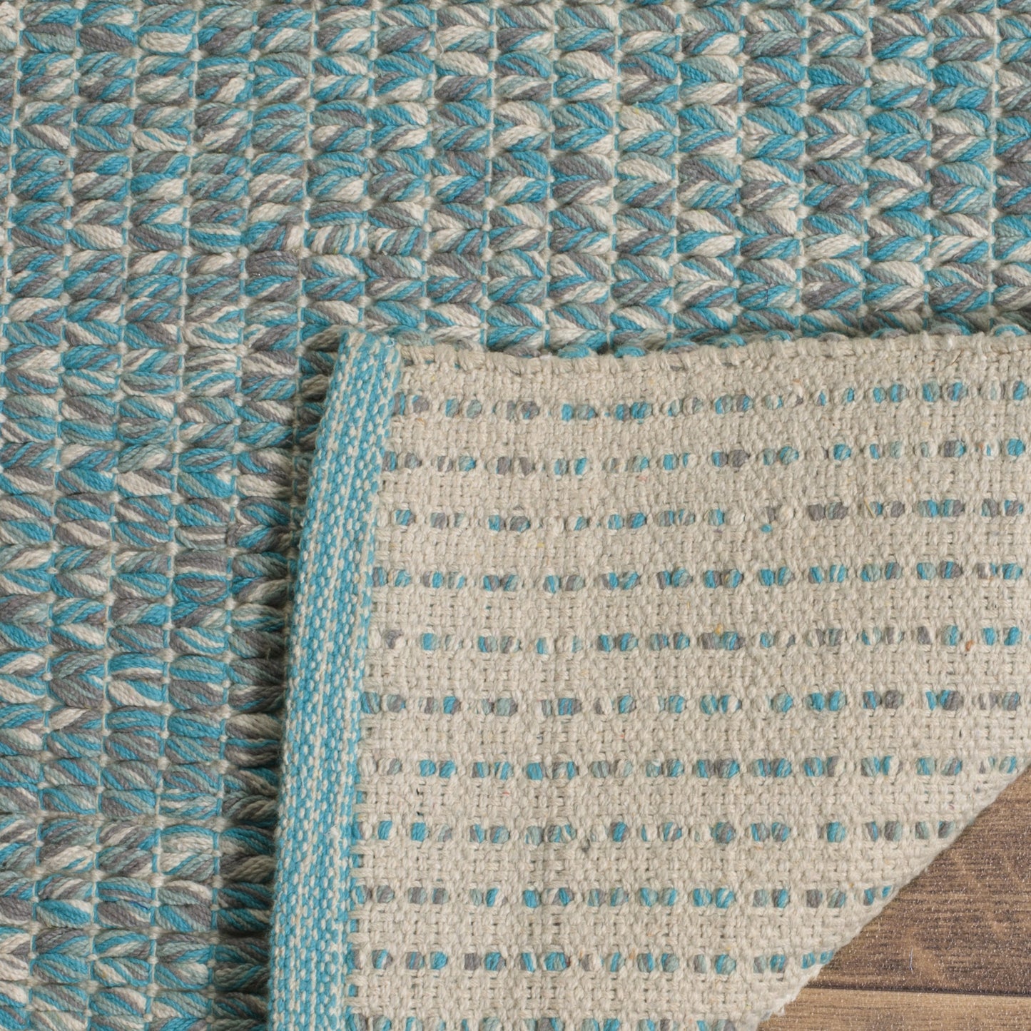 SAFAVIEH Montauk Collection Accent Rug - 3' x 5', Turquoise & Multi, Handmade Cotton, Ideal for High Traffic Areas in Entryway, Living Room, Bedroom (MTK602E)