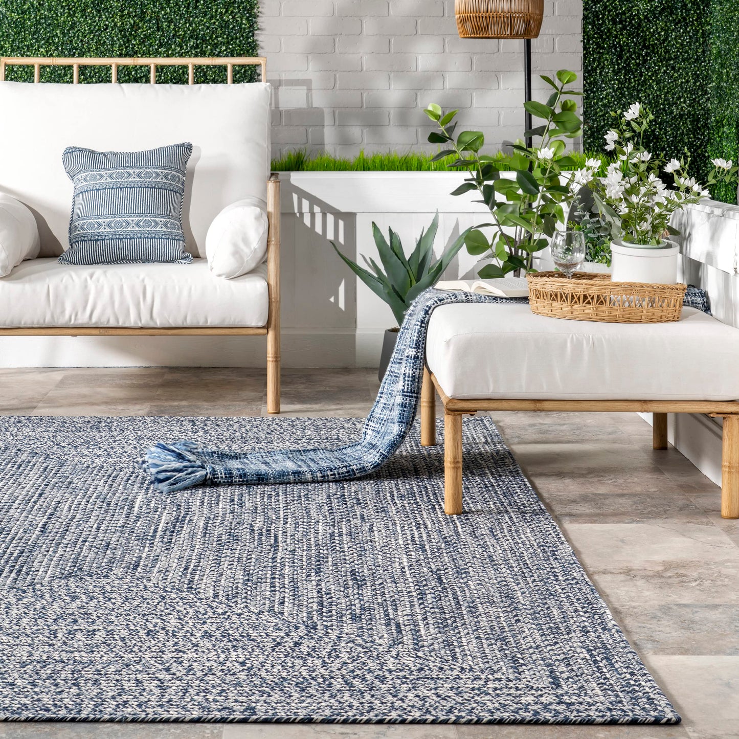 nuLOOM 2' x 3' Solid Hand Braided Indoor/Outdoor Area Rug, Pet-Friendly, High Traffic, Weather Resistant, for Patio, Balcony, Bedroom, Living Room, Dining Room, Wynn Navy
