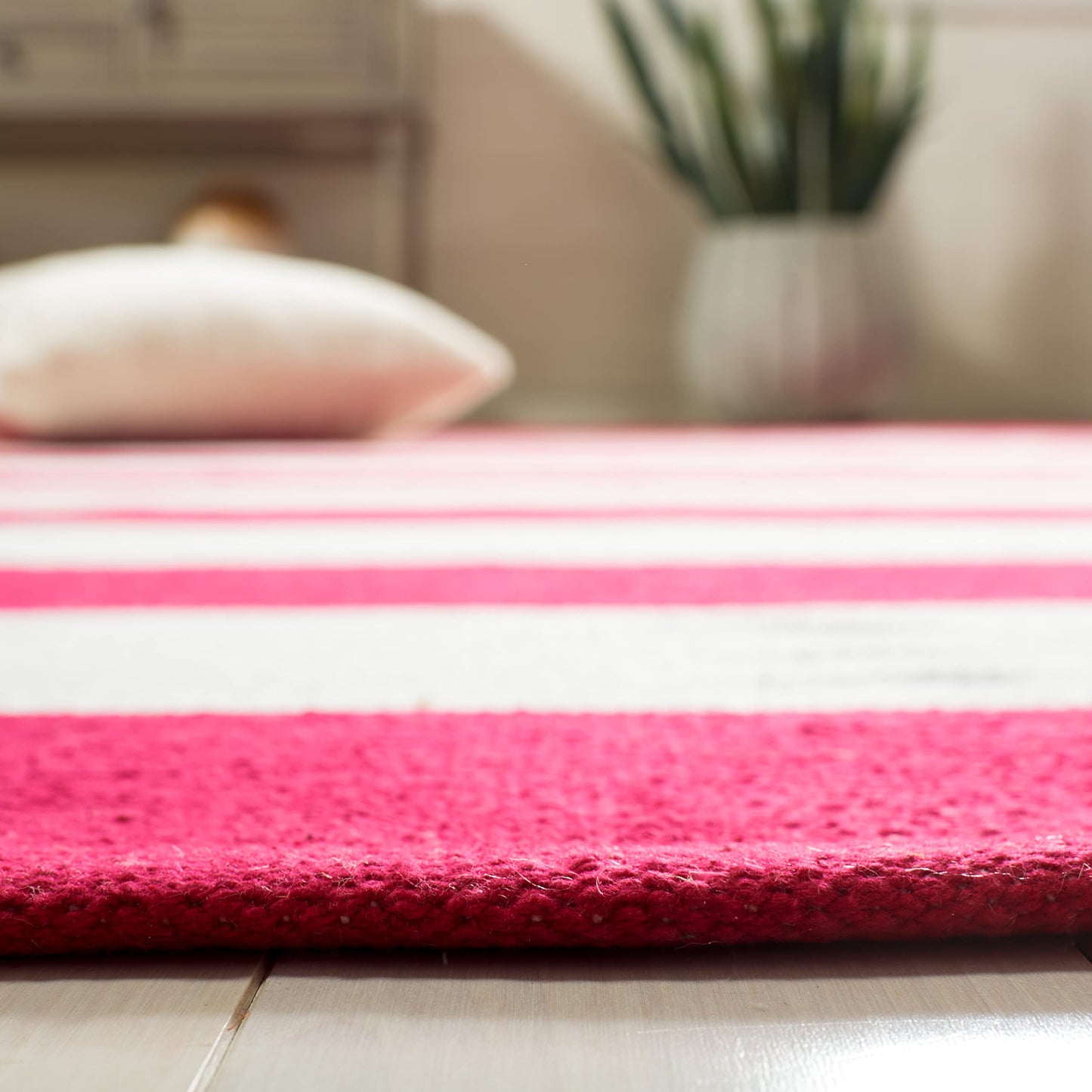 SAFAVIEH Montauk Collection Area Rug - 4' x 6', Red & Ivory, Handmade Flatweave Cotton, Woven Texture, Farmhouse Stripe Pattern, Ideal for Living Room, Bedroom, Dining Space (MTK712B)