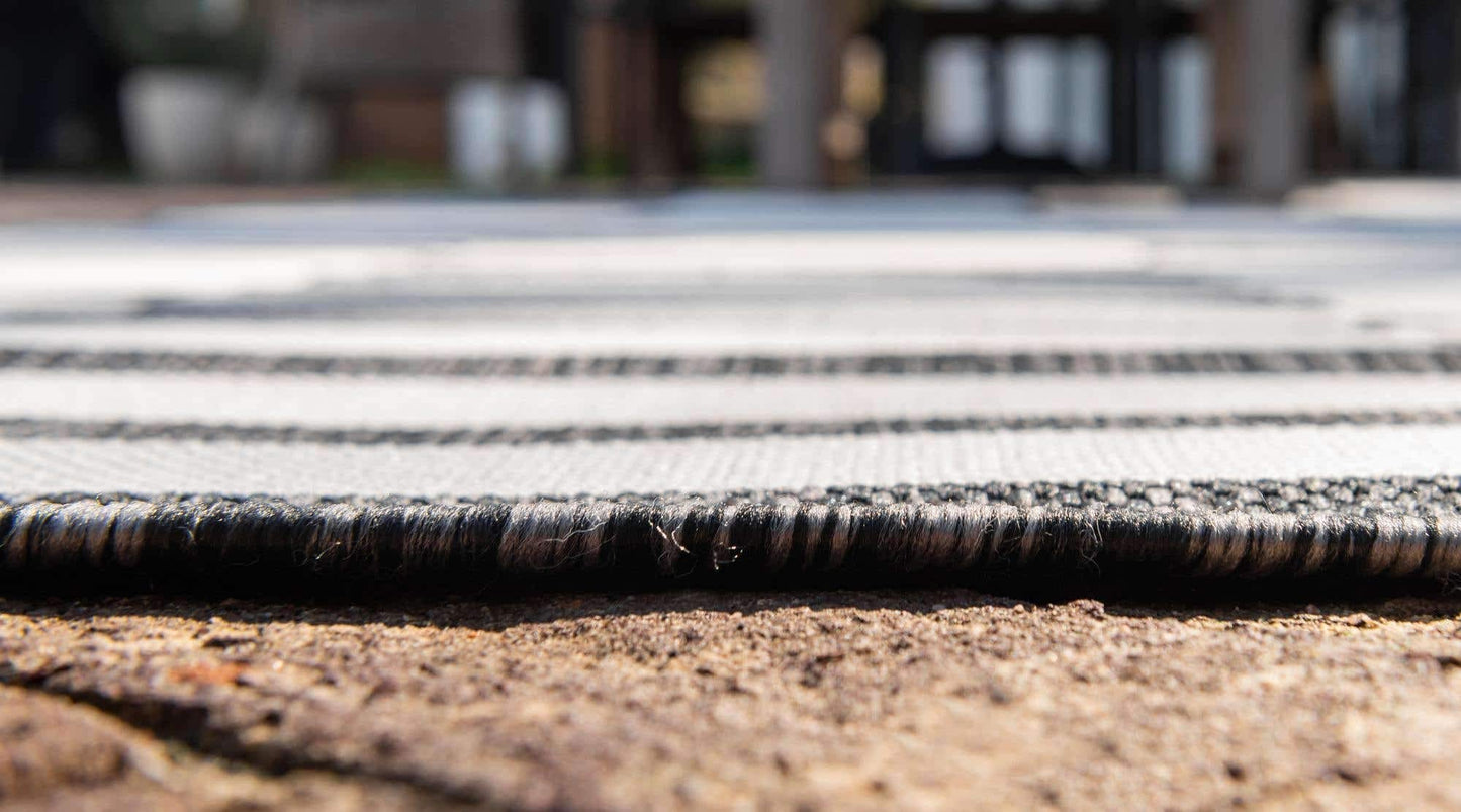 Unique Loom Outdoor Striped Collection Area Rug - Striped (4' 1" Round, Charcoal/Ivory)