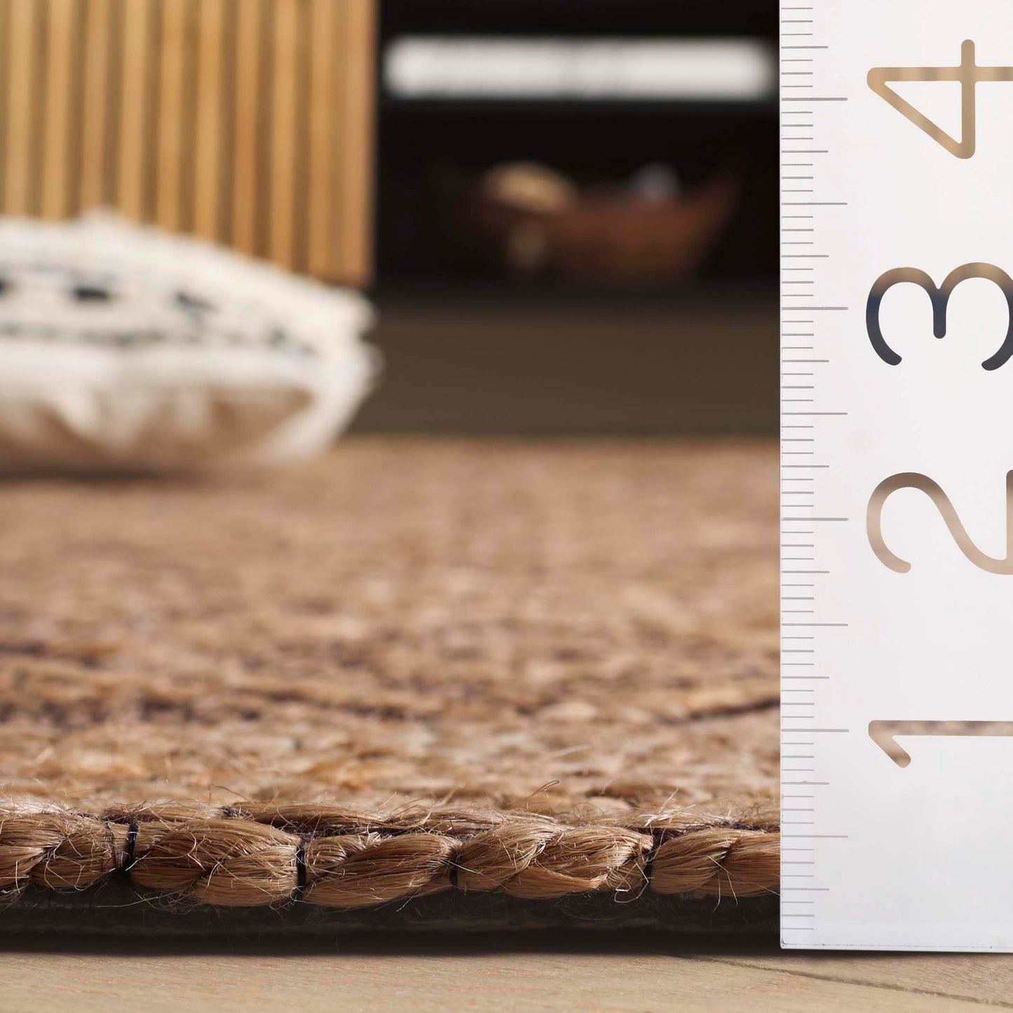 SAFAVIEH Natural Fiber Collection Accent Rug - 4' x 6', Natural & Brown, Handmade Hemp, Ideal for The Living Room, Dining, Bedroom (NF563A)