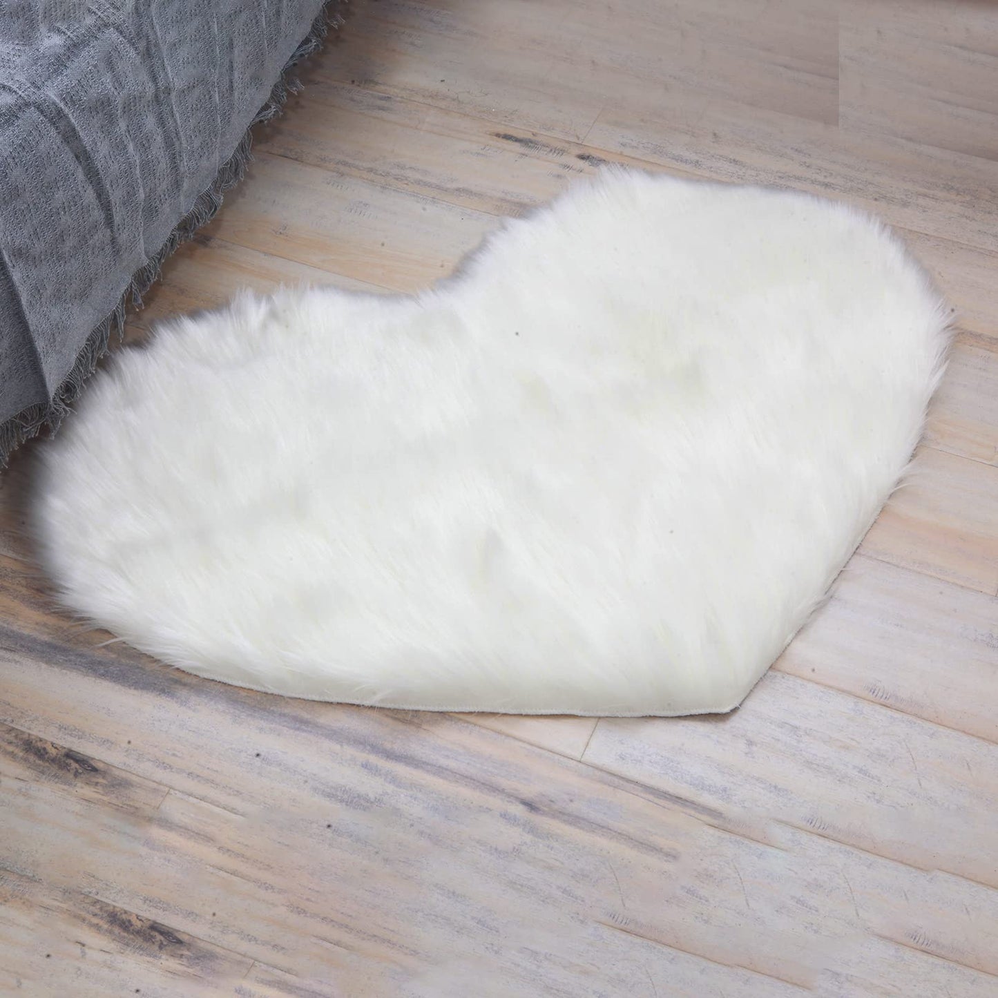 YRXRUS Heart Rug, White Heart Shaped Rug, Fluffy Faux Fur Rugs, Shag Mats for Bedroom Living Room, Love Coquette Room Decor 2x3 Ft