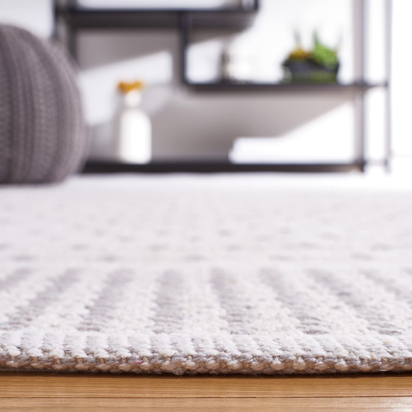 SAFAVIEH Montauk Collection Accent Rug - 4' x 6', Light Grey & Ivory, Flat Weave Cotton Design, Easy Care, Ideal for High Traffic Areas in Entryway, Living Room, Bedroom (MTK714G)
