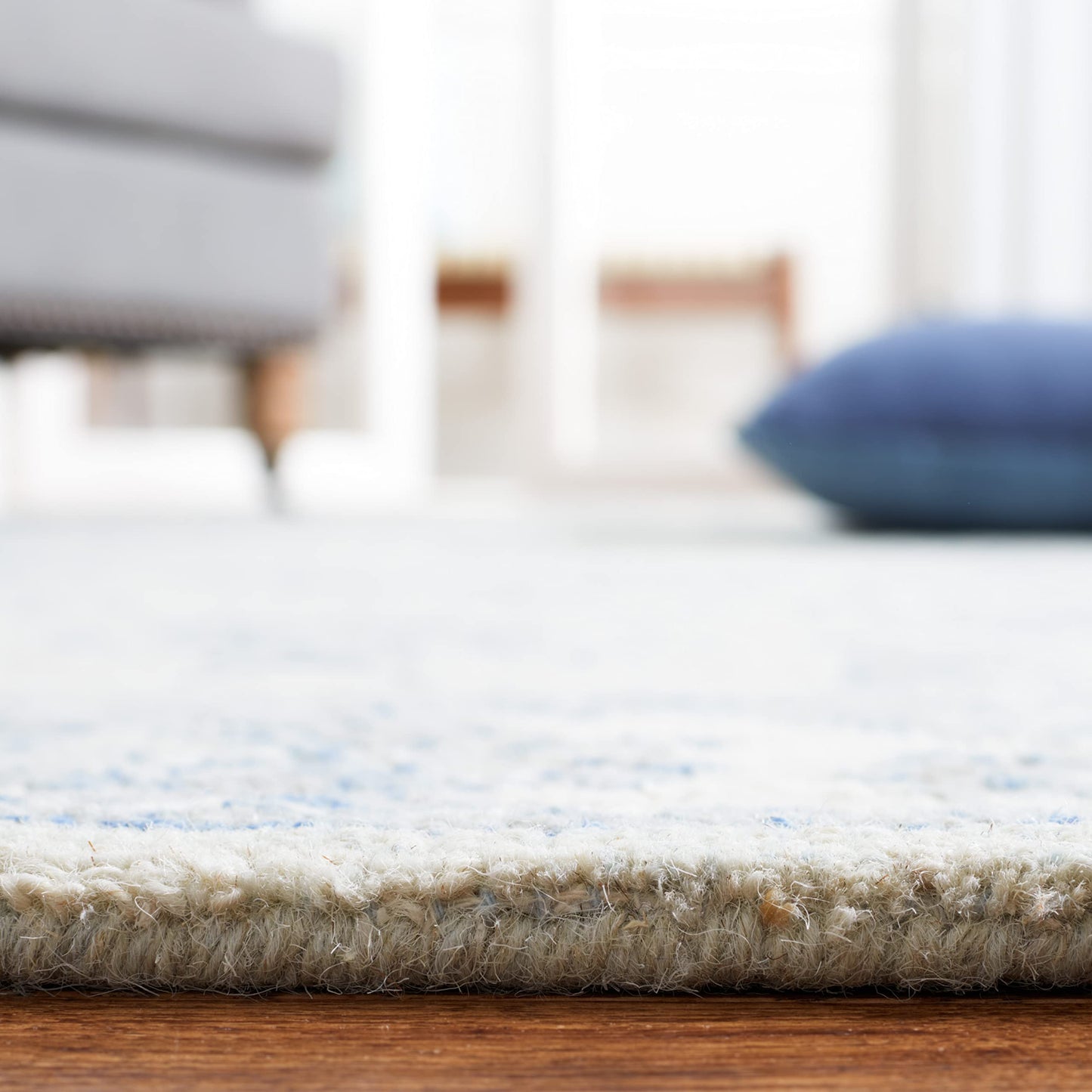 SAFAVIEH Micro-Loop Collection Area Rug - 9' x 12', Light Blue & Ivory, Handmade Wool, Ideal for High Traffic Areas in Living Room, Bedroom (MLP536L)
