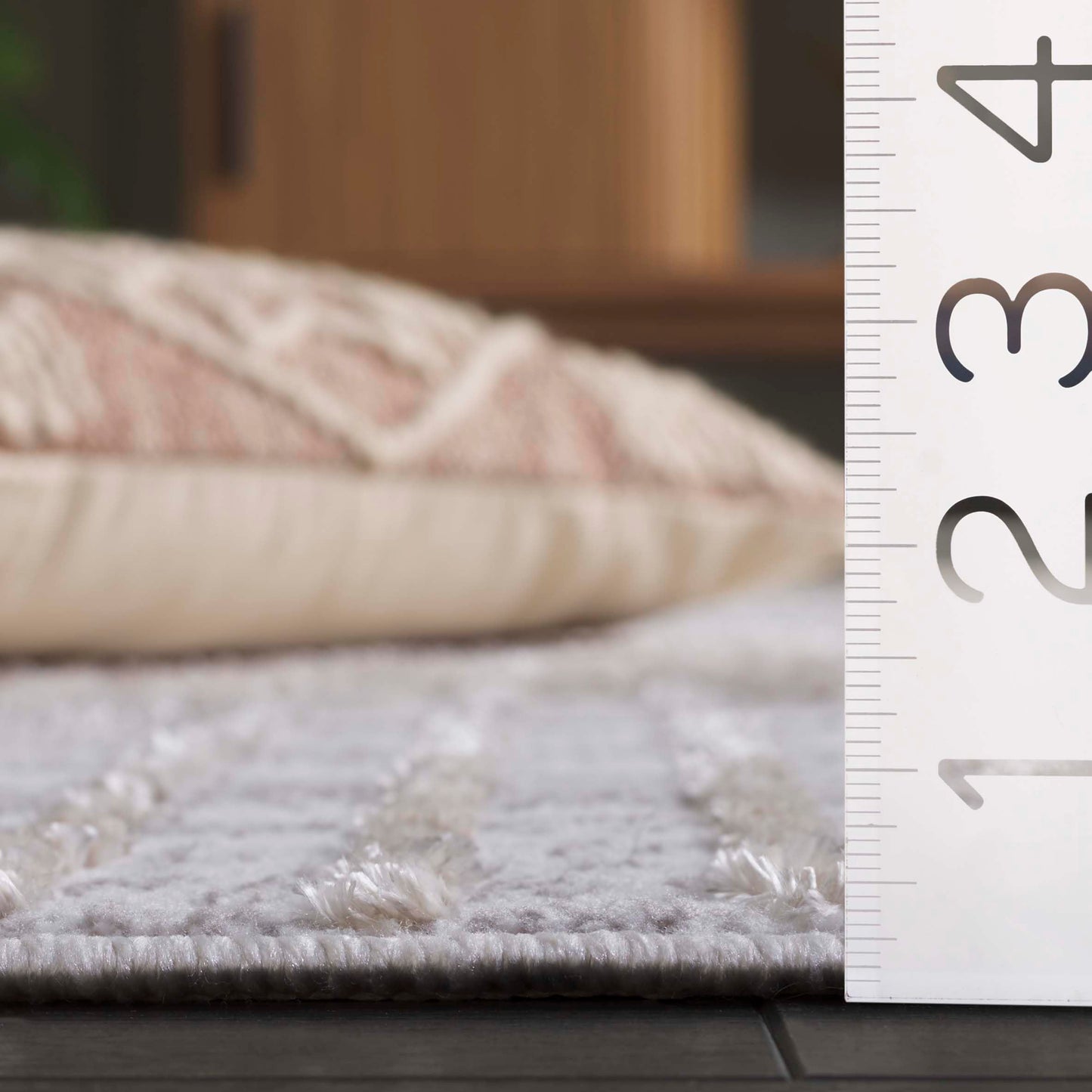 SAFAVIEH Maya Collection Area Rug - 7' Square, Ivory & Beige, Non-Shedding & Easy Care, Ideal for The Living Room, Dining Room Bedroom (MYA114B)