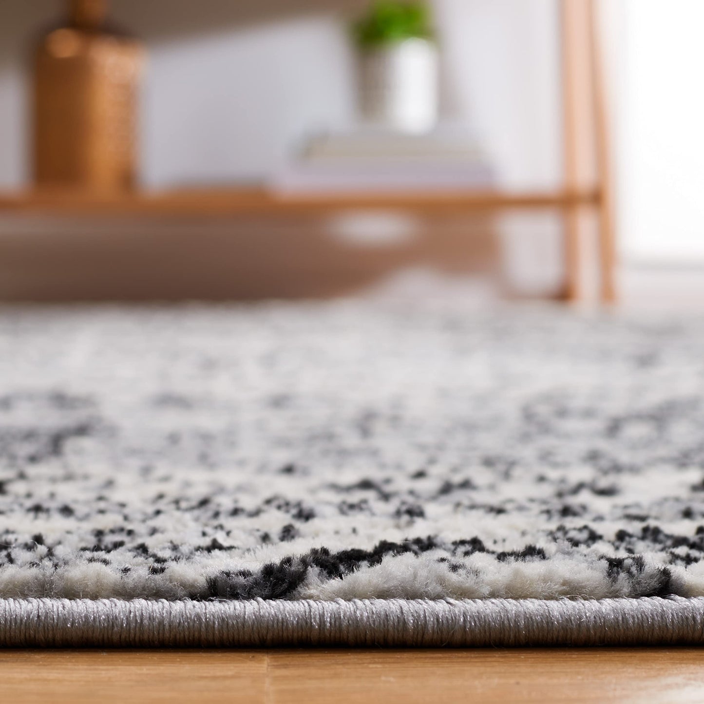 Safavieh Brentwood Collection Accent Rug - 4' x 6', Black & Ivory, Boho Tribal Distressed Design, Non-Shedding & Easy Care, Ideal for High Traffic Areas in Entryway, Living Room, Bedroom (BNT835Z)