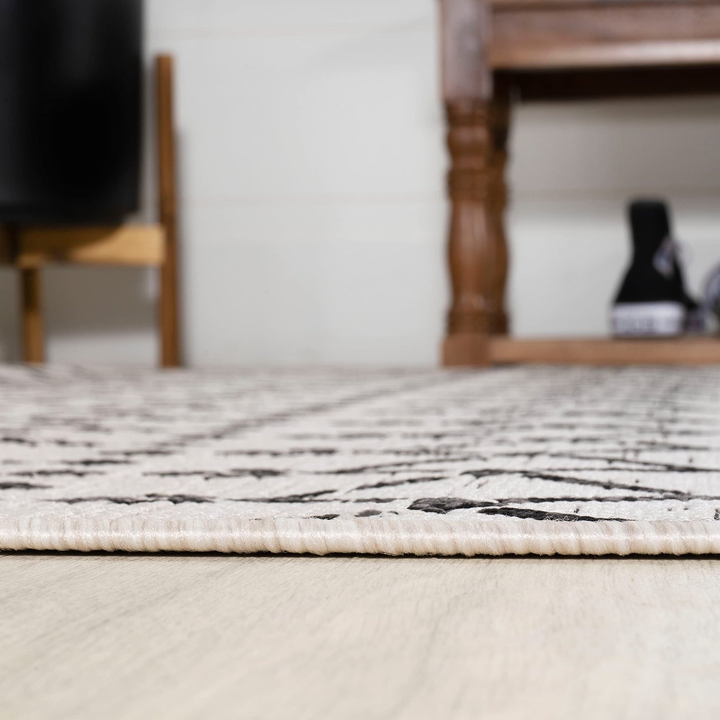 JONATHAN Y Moroccan Geometric Indoor Outdoor Round Area Rug 6 Ft Cream/Black, Ourika Textured Weave for Backyard, Patio, Porch, Easy-Cleaning, High Traffic, Pet-Friendly, Non-Shedding (SMB108I-6R)
