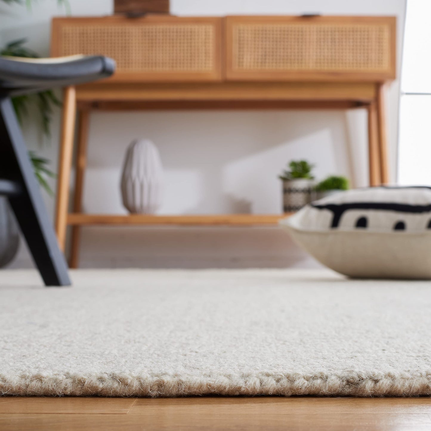 SAFAVIEH Micro-Loop Collection Area Rug - 7' Square, Light Grey & Ivory, Handmade Wool, Ideal for High Traffic Areas in Living Room, Bedroom (MLP537F)