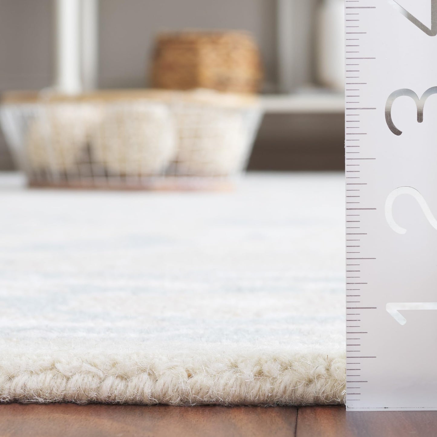 SAFAVIEH Ebony Collection Area Rug - 6' x 9', Beige & Ivory, Handmade Wool, Ideal for the Living Room, Bedroom, Dining Room (EBN136B-6)