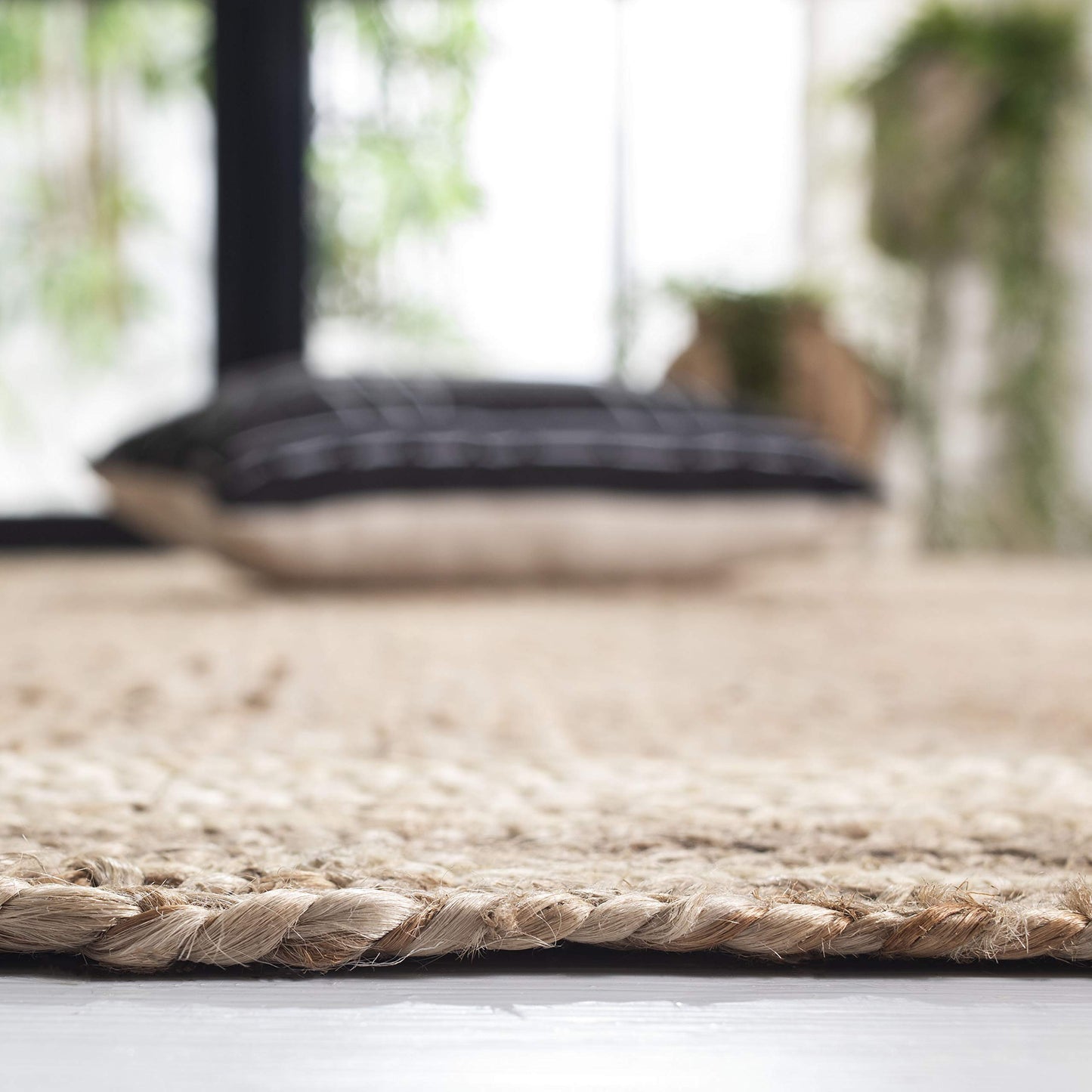 SAFAVIEH Natural Fiber Collection Accent Rug - 4' x 6', Ivory & Natural, Handmade Border Farmhouse Jute, Ideal for High Traffic Areas in Entryway, Living Room, Bedroom (NF109A)