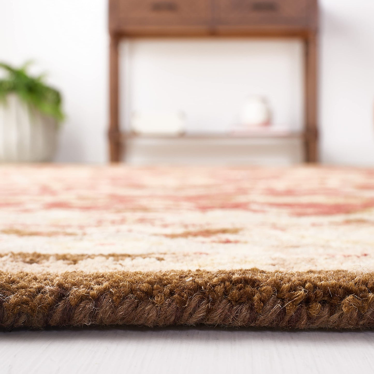 SAFAVIEH Antiquity Collection Accent Rug - 4' x 6', Red & Beige, Handmade Traditional Wool, Ideal for High Traffic Areas in Entryway, Living Room, Bedroom (AT65Q)