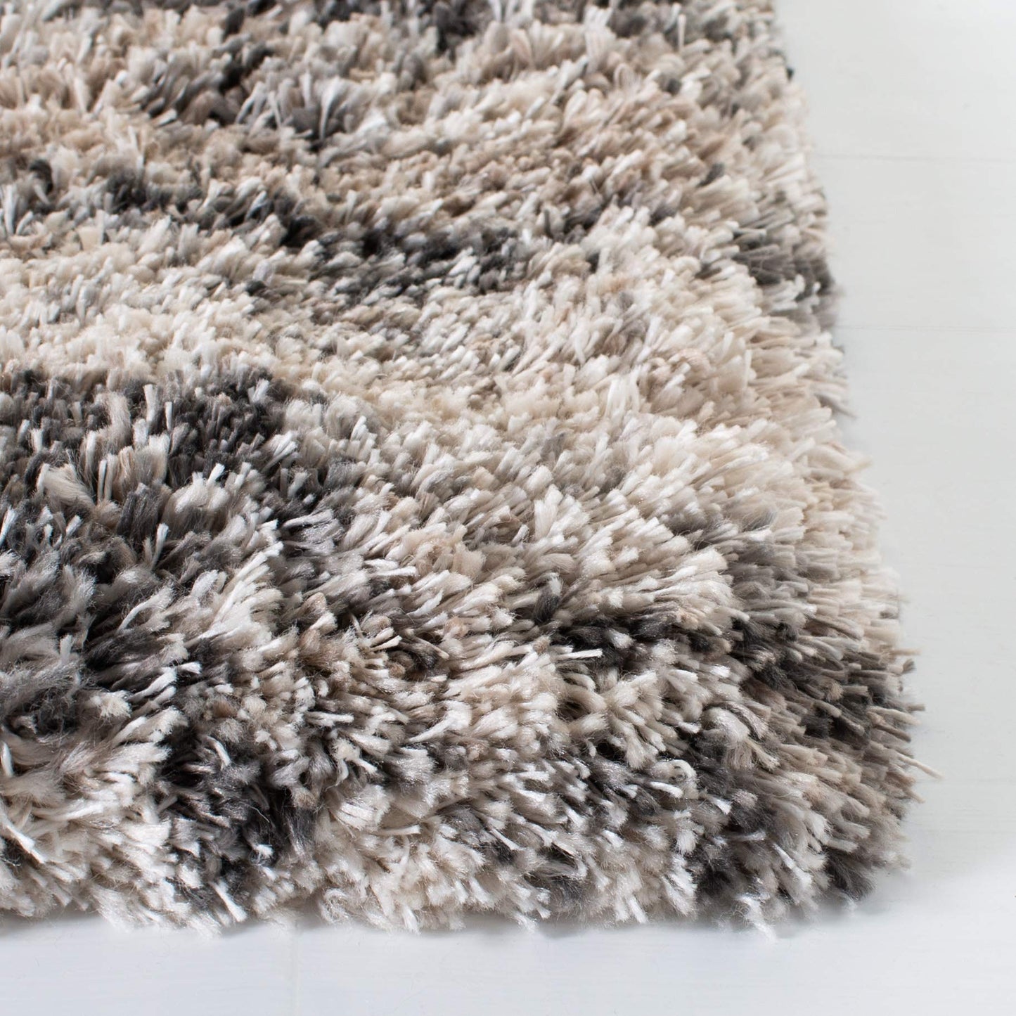 SAFAVIEH Iceland Shag Collection Accent Rug - 4' x 6', Cream & Grey, Modern Design, Easy Care, 2.5-inch Thick Ideal for High Traffic Areas in Entryway, Living Room, Bedroom (ISG519A)