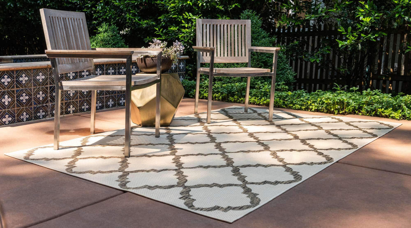 Unique Loom Outdoor Trellis Collection Area Rug - Raised Trellis (3' 3" x 5' 3" Rectangle, Beige/ Brown)