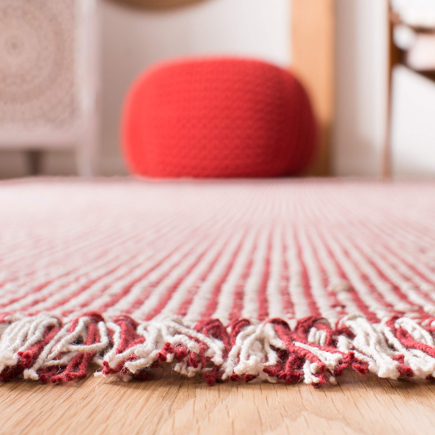 SAFAVIEH Area Rug 8x10 - Montauk Collection - Large - Ivory & Red, Handmade Flat Weave Cotton, Boho Farmhouse Design, Ideal for Living Room, Bedroom, Office, Dining Space (MTK340C)