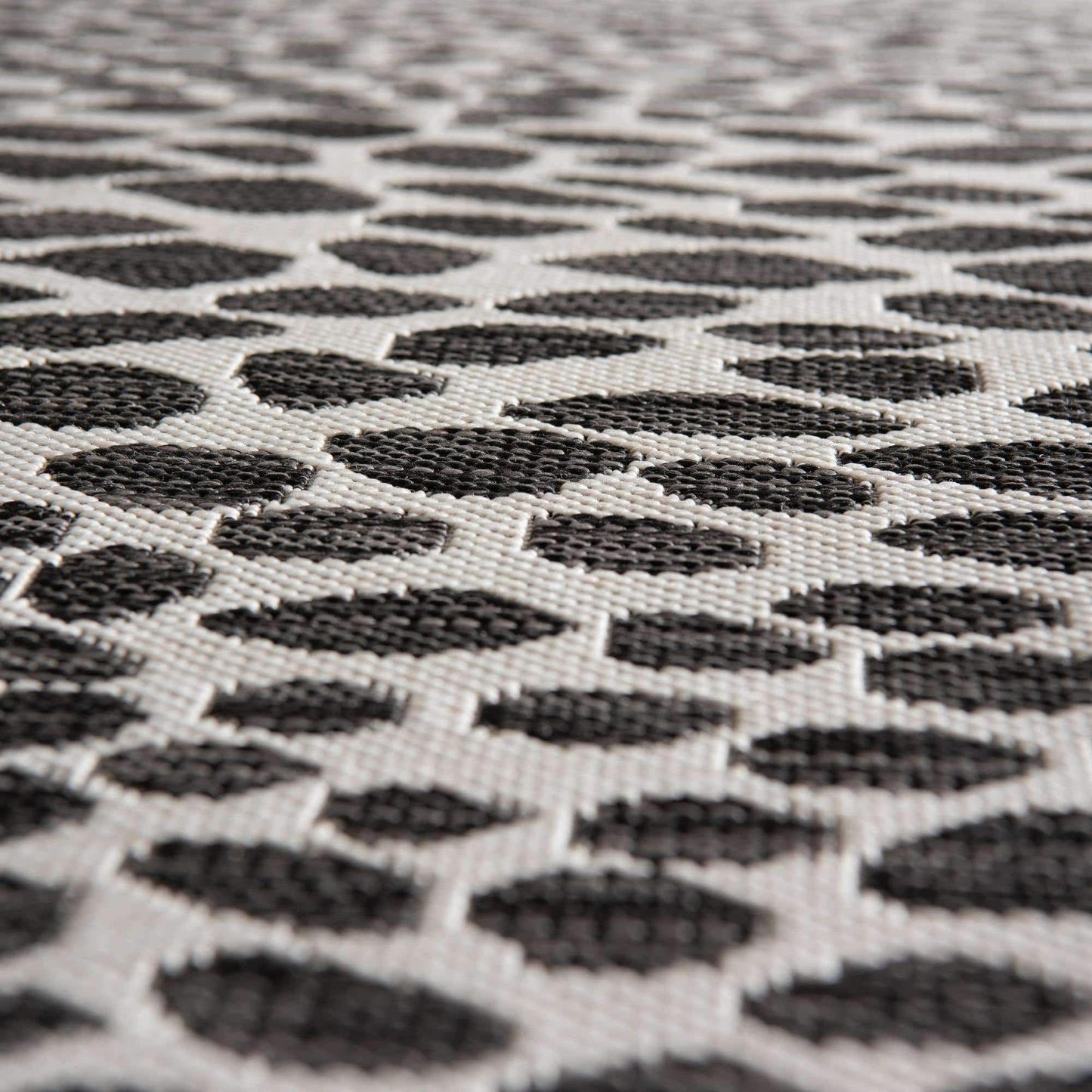 Unique Loom Outdoor Collection Area Rug - Cape Town (5' 3' x 8' Oval, Black/ Ivory)