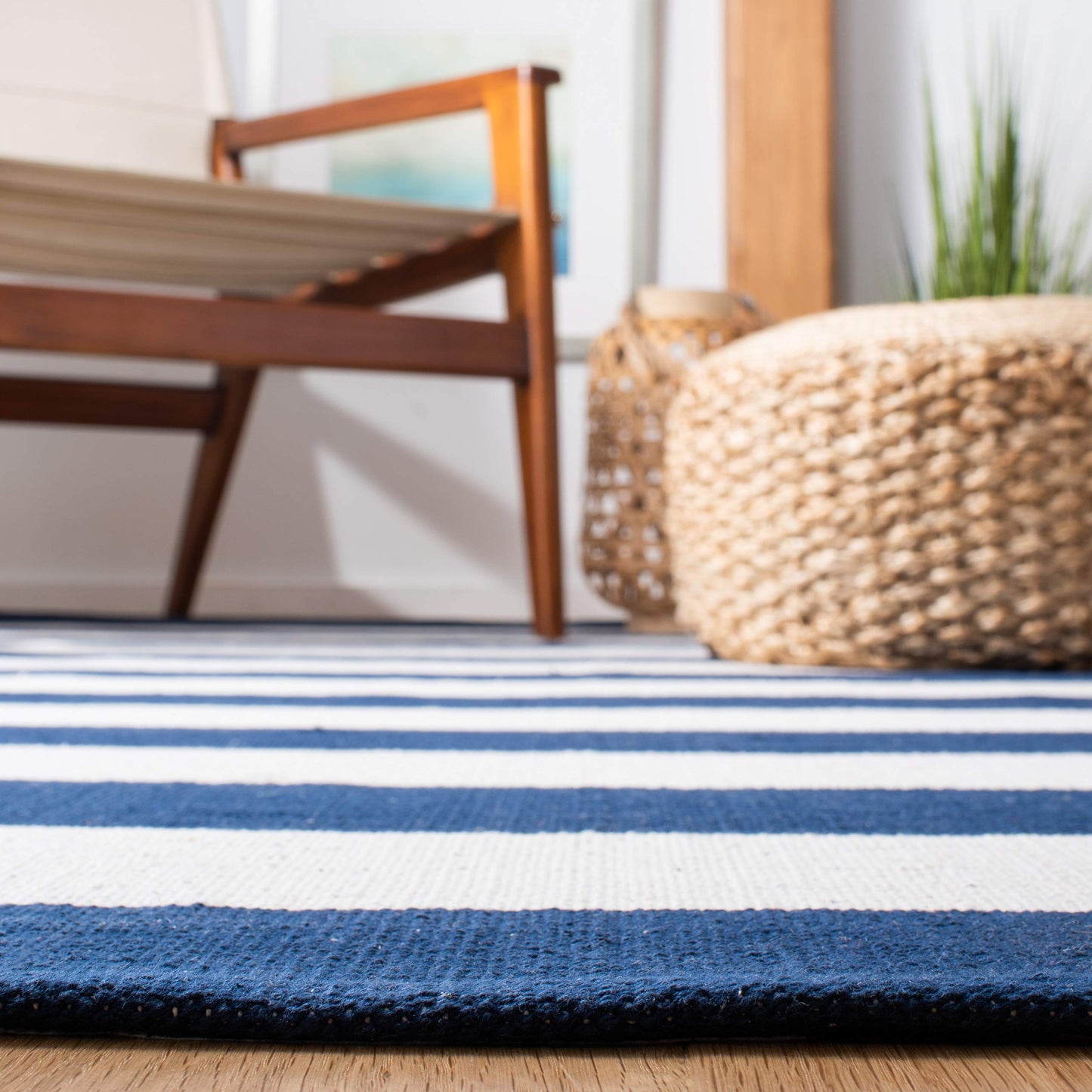 SAFAVIEH Montauk Collection Area Rug - 6' x 9', Navy & Ivory, Handmade Flatweave Cotton, Woven Texture, Farmhouse Stripe Pattern, Ideal for Living Room, Bedroom, Dining Space (MTK712H)