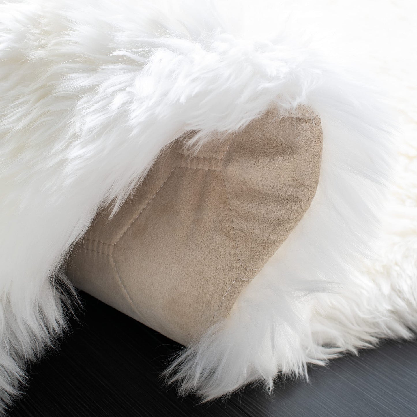 SAFAVIEH Sheep Skin Collection Accent Rug - 4' x 6', Natural & White, Handmade Rustic Glam Genuine Pelt, 3.4-inch Thick Ideal for High Traffic Areas in Entryway, Living Room, Bedroom (SHS211A)