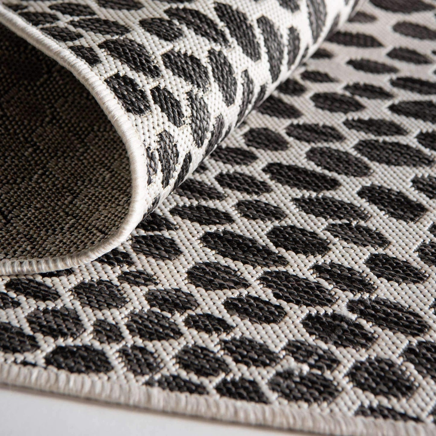 Unique Loom Outdoor Collection Area Rug - Cape Town (5' 3' x 8' Oval, Black/ Ivory)