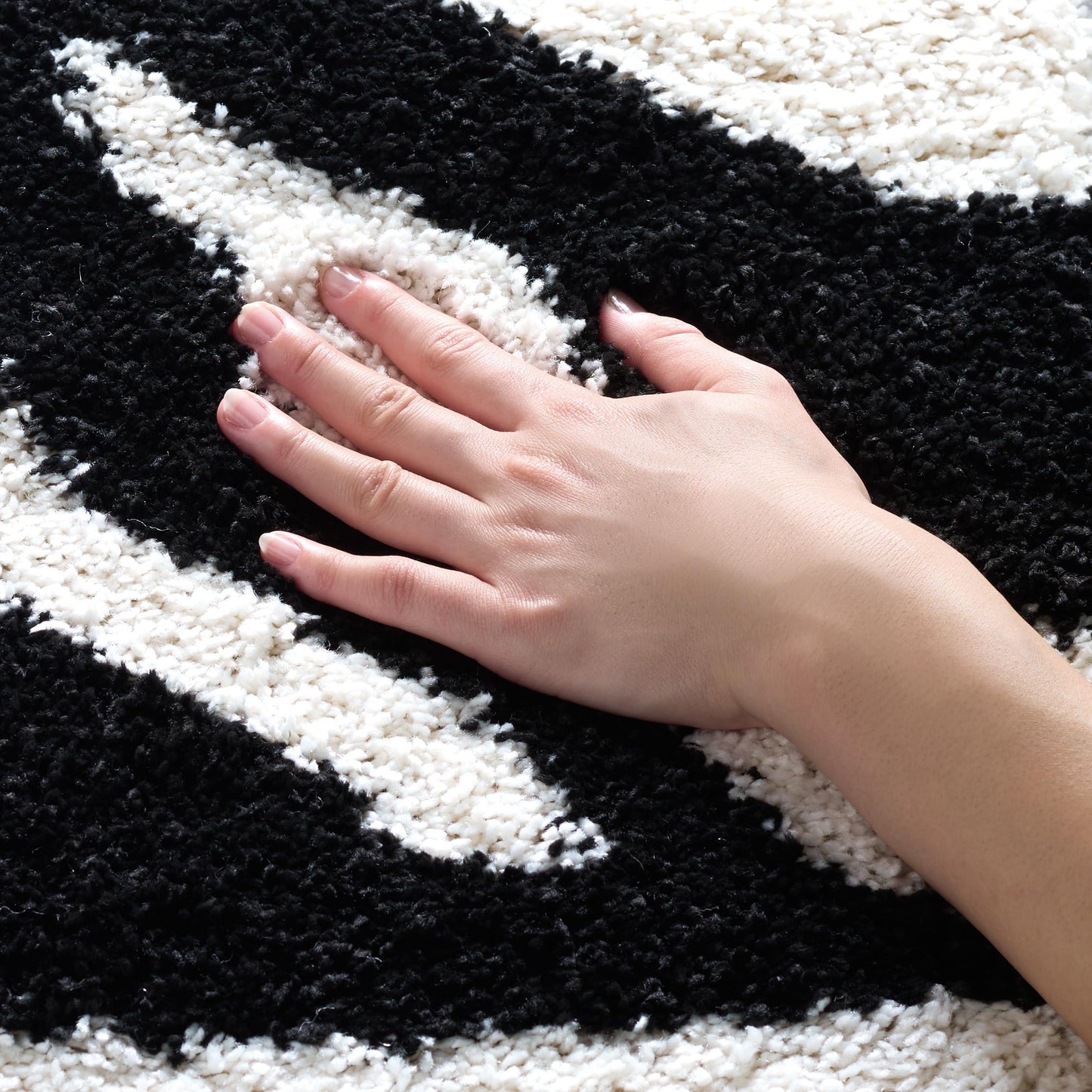 SAFAVIEH Florida Shag Collection Area Rug - 5'3" x 7'6", Ivory & Black, Zebra Print Design, Non-Shedding & Easy Care, 1.2-inch Thick Ideal for High Traffic Areas in Living Room, Bedroom (SG452-1290)