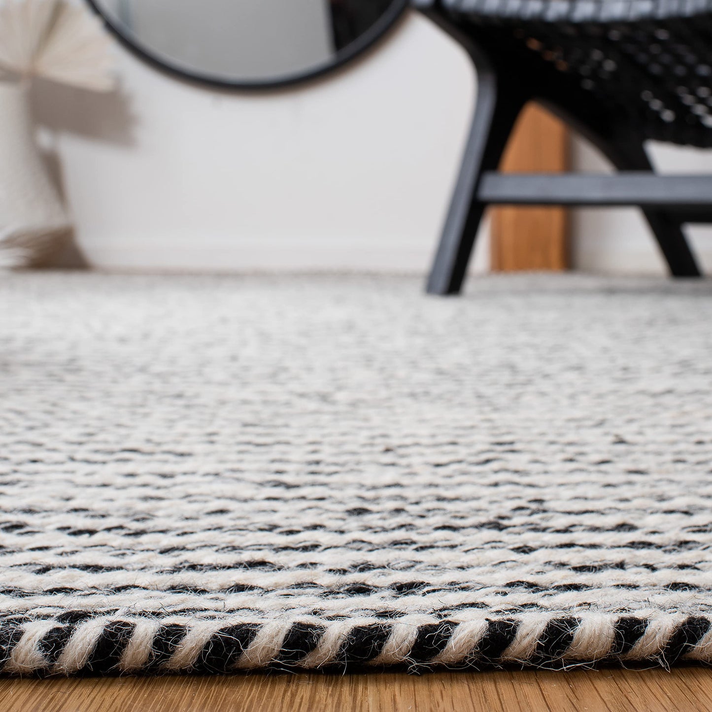 SAFAVIEH Kilim Collection Area Rug - 6' x 9', Black & Ivory, Flat Weave Wool Design, Ideal for High Traffic Areas in Living Room, Bedroom (KLM378Z)