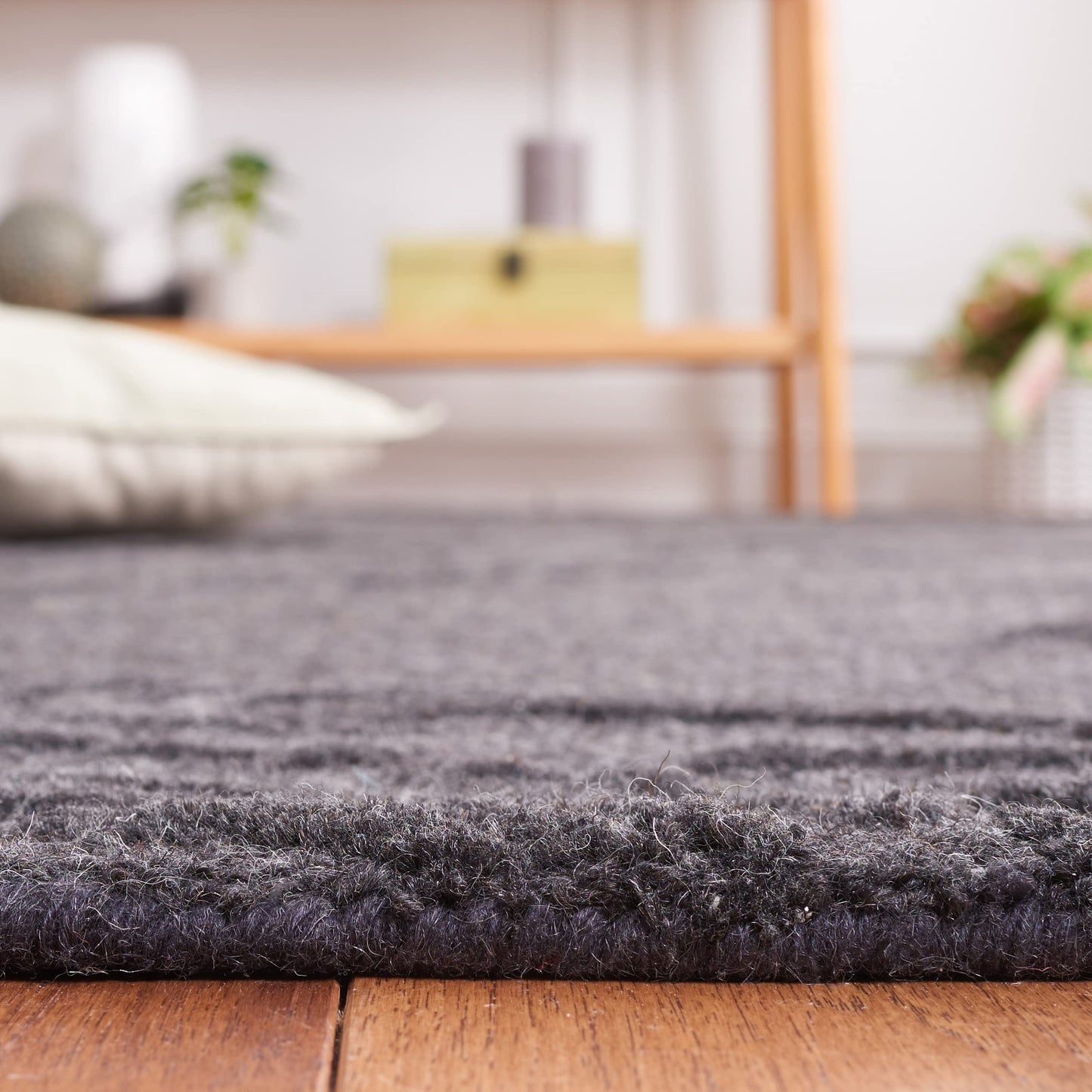 SAFAVIEH Area Rug 8x10 - Jardin Collection - Large - Black, Handmade Wool, Ideal for Living Room, Bedroom, Office, Dining Space (JAR732H)