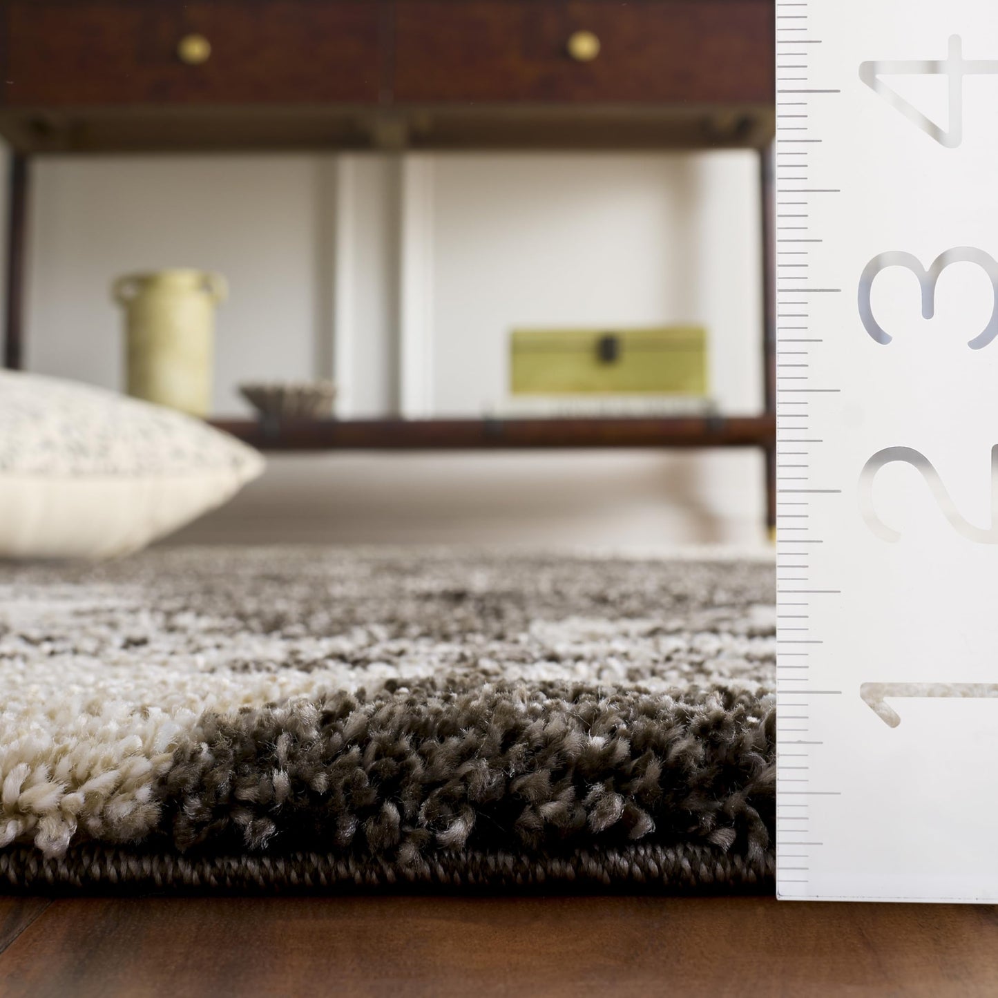 SAFAVIEH Florida Shag Collection Area Rug - 4' Round, Smoke & Beige, Floral Design, Non-Shedding & Easy Care, 1.2-inch Thick Ideal for High Traffic Areas in Living Room, Bedroom (SG458-7913)