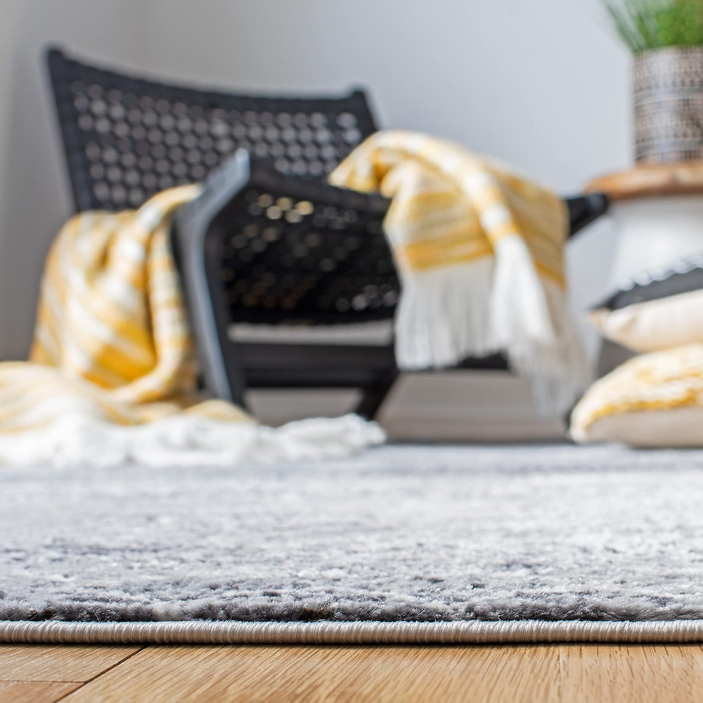 SAFAVIEH Amelia Collection Area Rug - 9' x 12', Grey & Ivory, Rustic Tribal Distressed Design, Non-Shedding & Easy Care, Ideal for High Traffic Areas in Living Room, Bedroom (ALA761F)