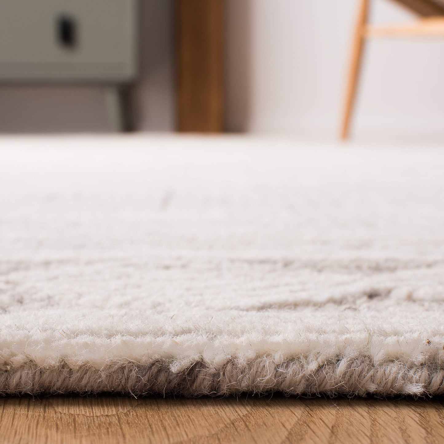 SAFAVIEH Abstract Collection 6' Round Ivory/Grey ABT349F Handmade Premium Wool Area Rug
