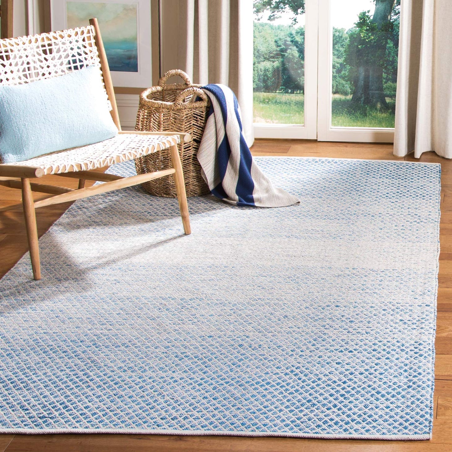 SAFAVIEH Montauk Collection Area Rug - 5' x 8', Blue & Ivory, Handmade Cotton, Ideal for High Traffic Areas in Living Room, Bedroom (MTK601B)