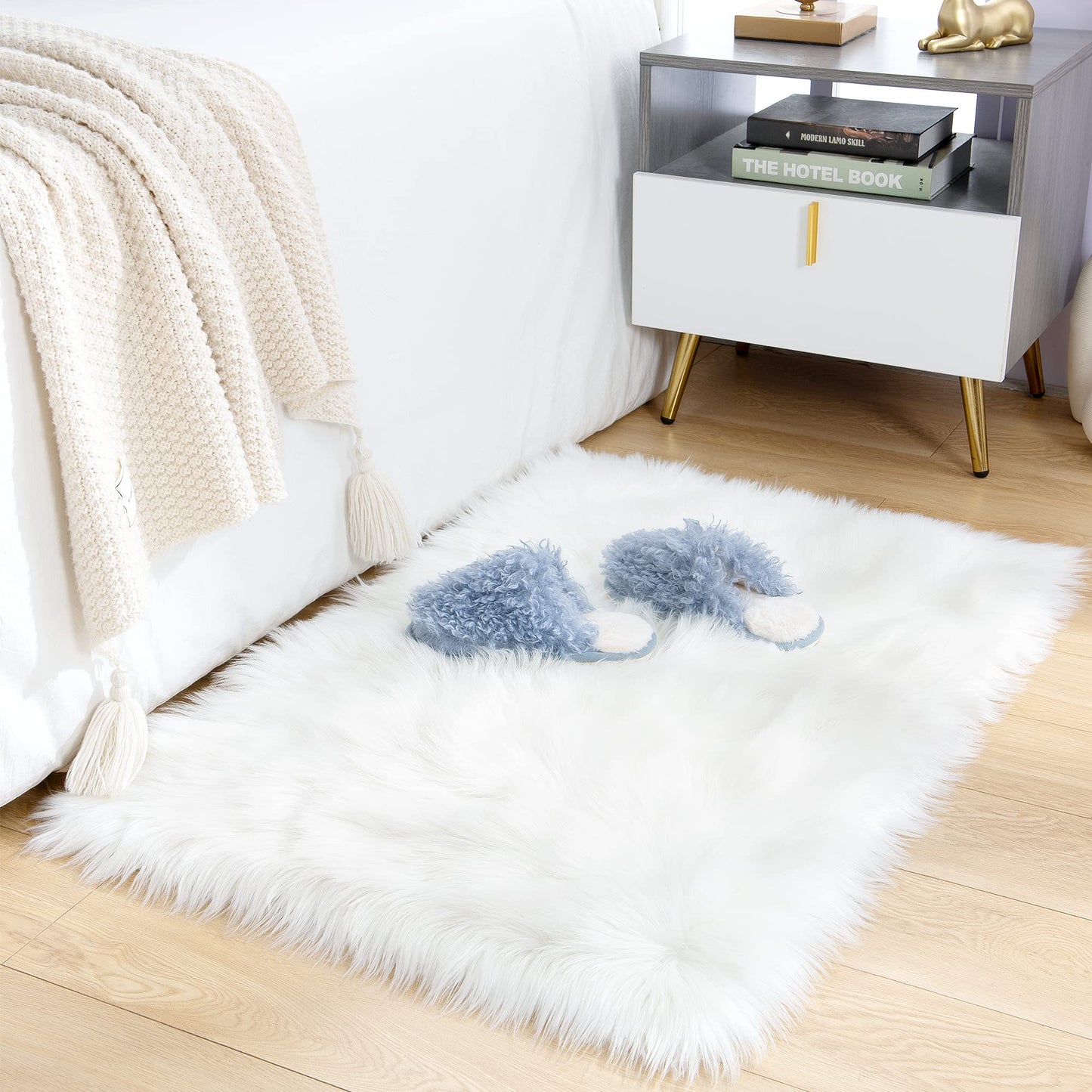 Noahas White Faux Fur Rug,Luxury Fluffy Rugs for Bedroom,2 x 3 Feet Washable Area Rugs,Sheepskin Bedroom Rug,Furry Carpet Small Shag Rug,Soft Throw Living Room,Kids Boys Girls Room Decor