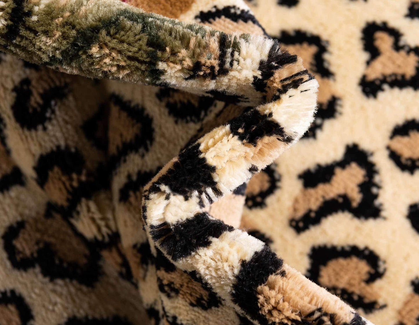 Unique Loom Wildlife Collection Animal Inspired with Cheetah Bordered Design Area Rug (3' 3 x 5' 3 Rectangular, Ivory/Black)