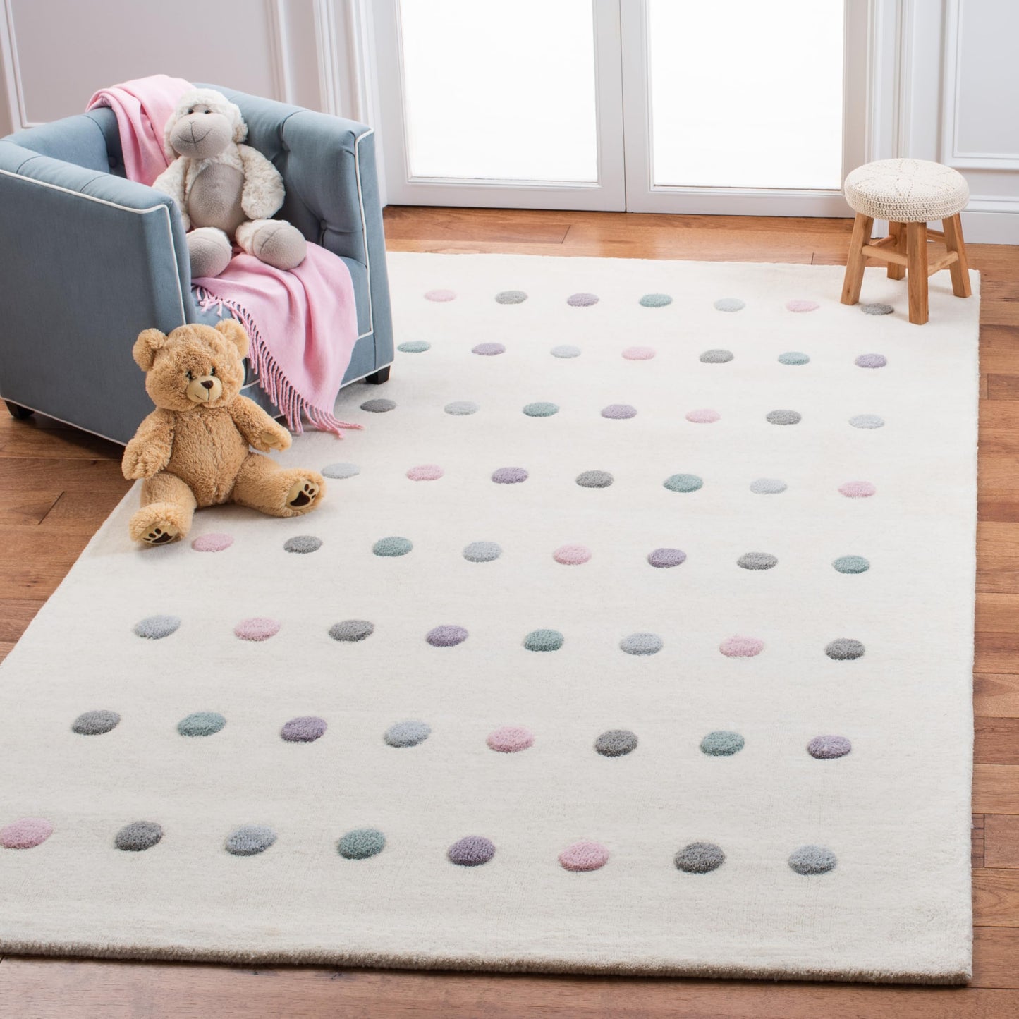 SAFAVIEH Kids Collection Area Rug - 5' x 8', Ivory, Handmade Polka Dot Wool, Ideal for High Traffic Areas in Living Room, Bedroom (SFK805A)