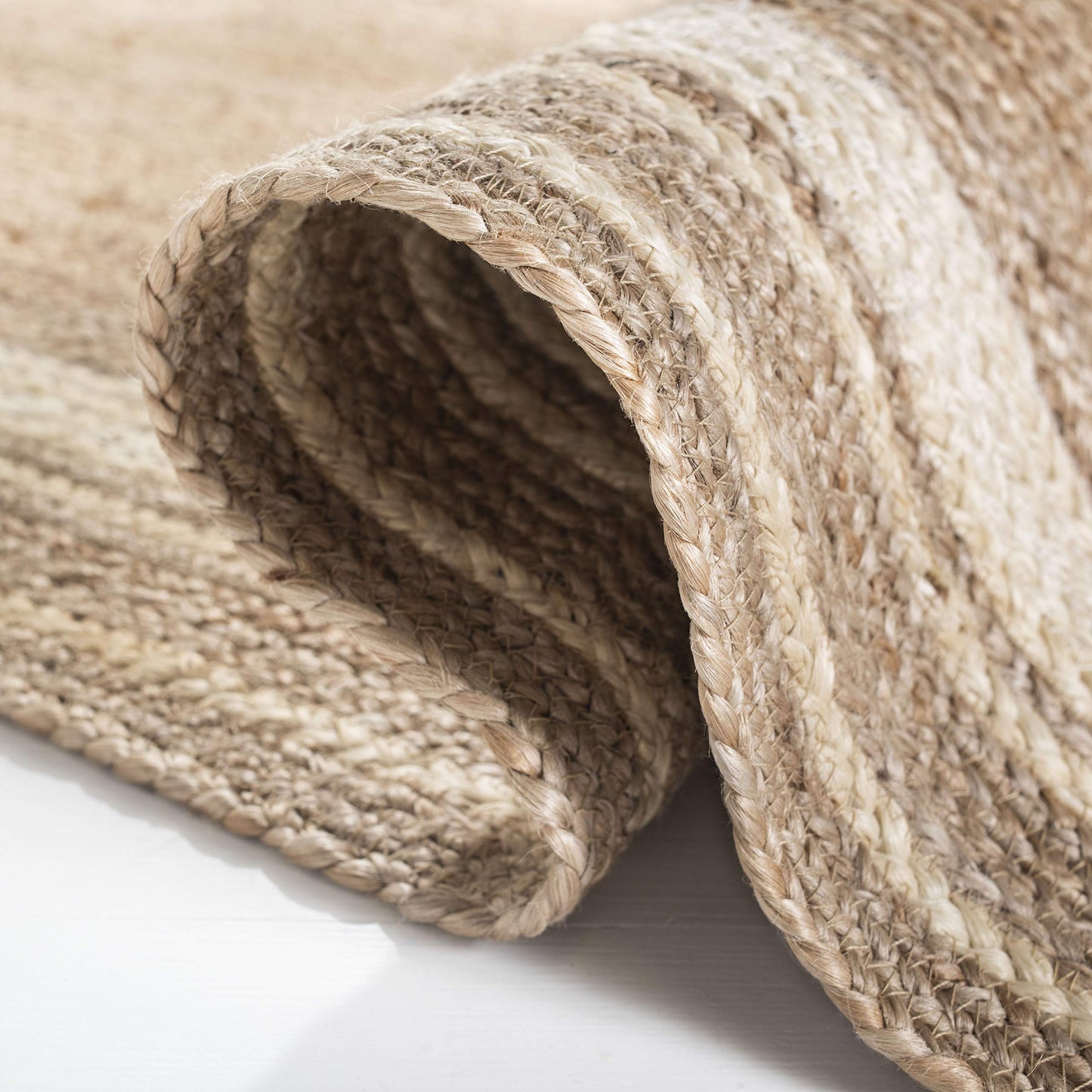 SAFAVIEH Natural Fiber Collection Accent Rug - 4' x 6', Ivory & Natural, Handmade Border Farmhouse Jute, Ideal for High Traffic Areas in Entryway, Living Room, Bedroom (NF109A)