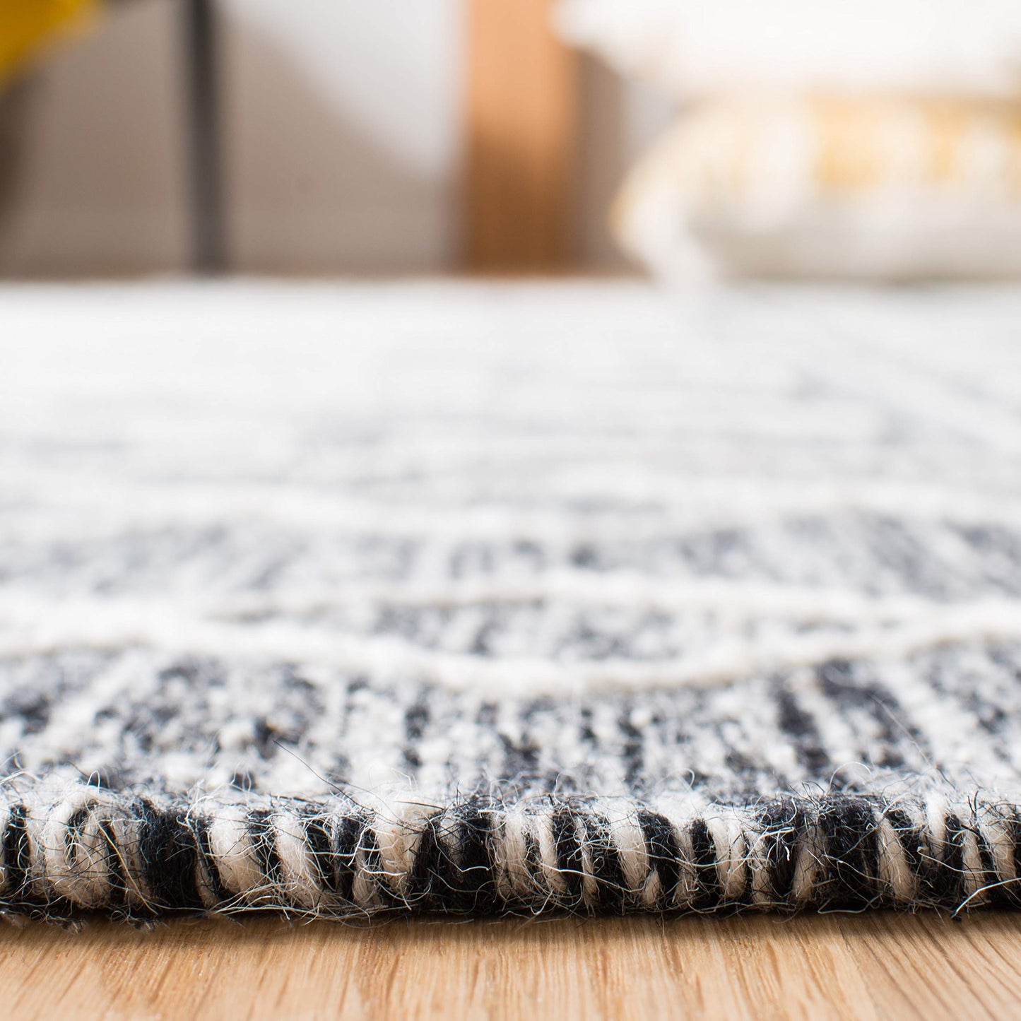 SAFAVIEH Kilim Collection Area Rug - 5' x 8', Black & Ivory, Handmade Moroccan Fringe Wool, Ideal for High Traffic Areas in Living Room, Bedroom (KLM521A)