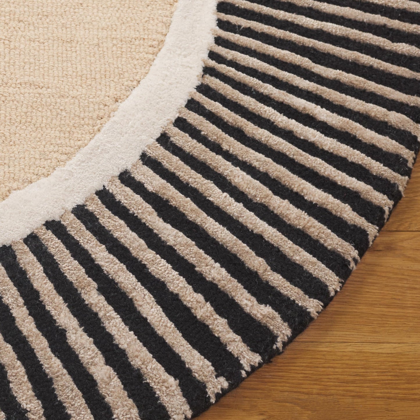 SAFAVIEH Fifth Avenue Collection Area Rug - 6' x 9' Oval, Beige & Black, Handmade Wool & Viscose, Striped Border Design, Ideal for The Living Room, Dining, Bedroom (FTV107B)
