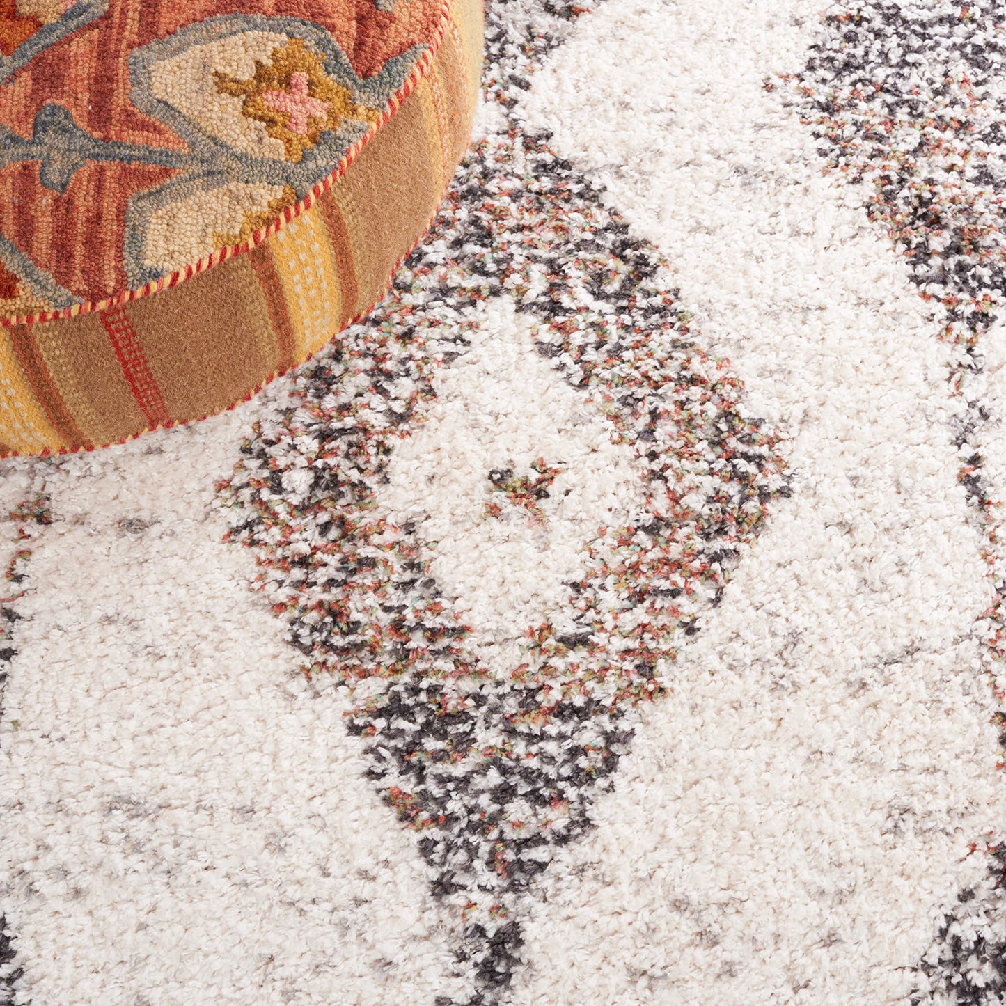 SAFAVIEH Area Rug 8x10 - Jericho Shag Collection - Large - Ivory & Black, Moroccan Boho Design, Non-Shedding & Easy Cleaning, Plush Thick Pile, Ideal for Living Room, Bedroom, Dining Space (JER102A)