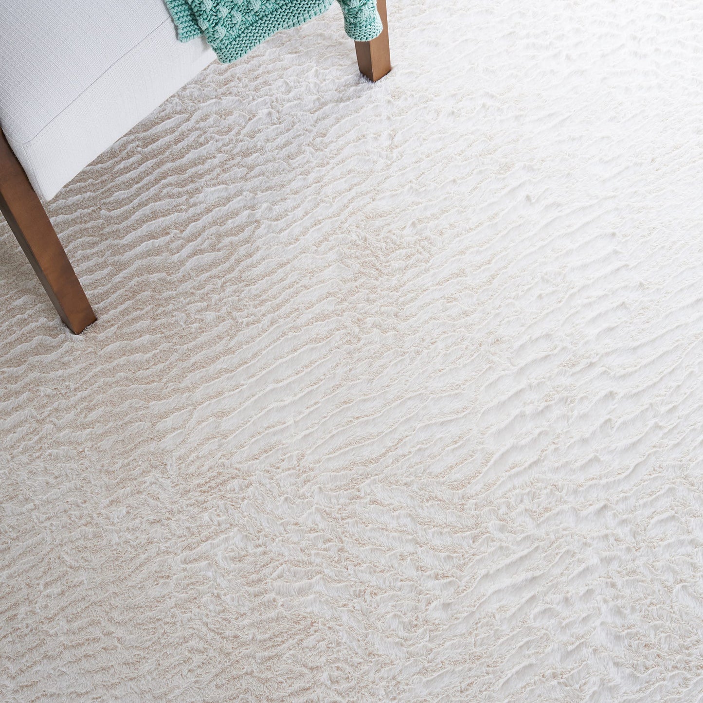 SAFAVIEH Washable Rug Faux Rabbit Fur Shag Collection - 5' x 7', Off-White, Slip Resistant & Easy Cleaning, Ideal for Living Room, Bedroom, Kids Playroom, Nursery, Dining Space (FRF500A)