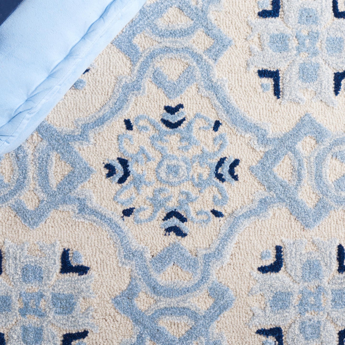 SAFAVIEH Bella Collection Area Rug - 5' x 8', Ivory & Blue, Handmade Wool & Viscose, Ideal for High Traffic Areas in Living Room, Bedroom (BEL155A)