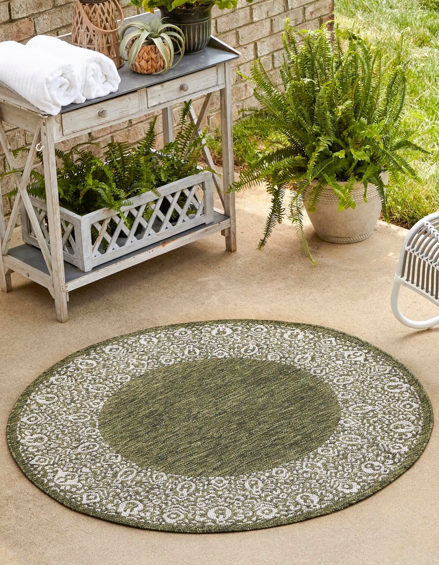 Unique Loom Outdoor Border Collection Area Rug - Floral Border (7' 10" Round, Green/ Ivory)