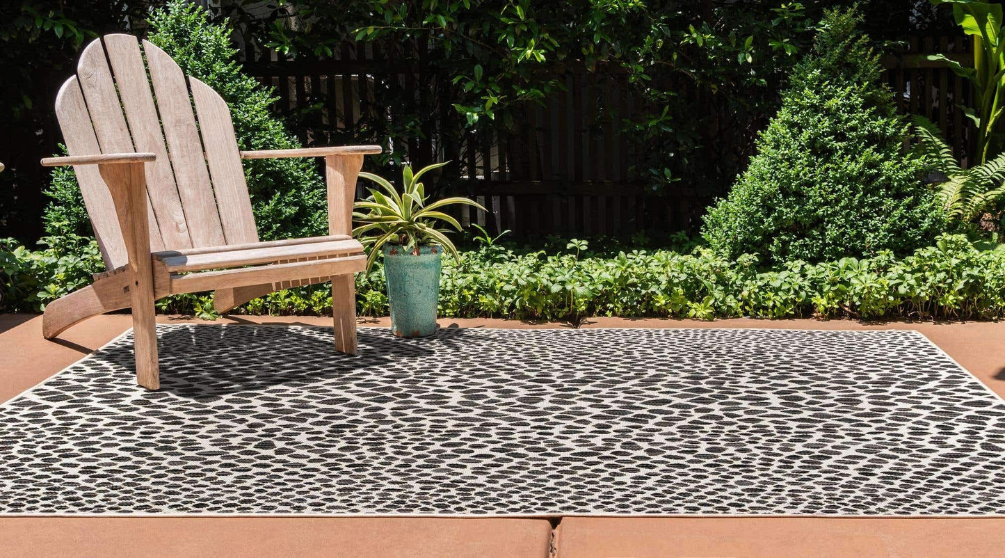 Unique Loom Outdoor Collection Area Rug - Cape Town (5' 3' x 8' Rectangle, Black/ Ivory)