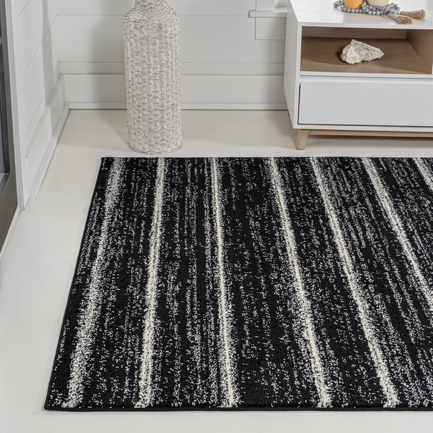 JONATHAN Y Williamsburg Minimalist Stripe Black/Cream Indoor Area Rug, 4x6, Contemporary, Modern, Easy-Cleaning for Living Room, Bedroom, Kitchen, Pet Friendly, Non-Shedding (MOH201F-4)