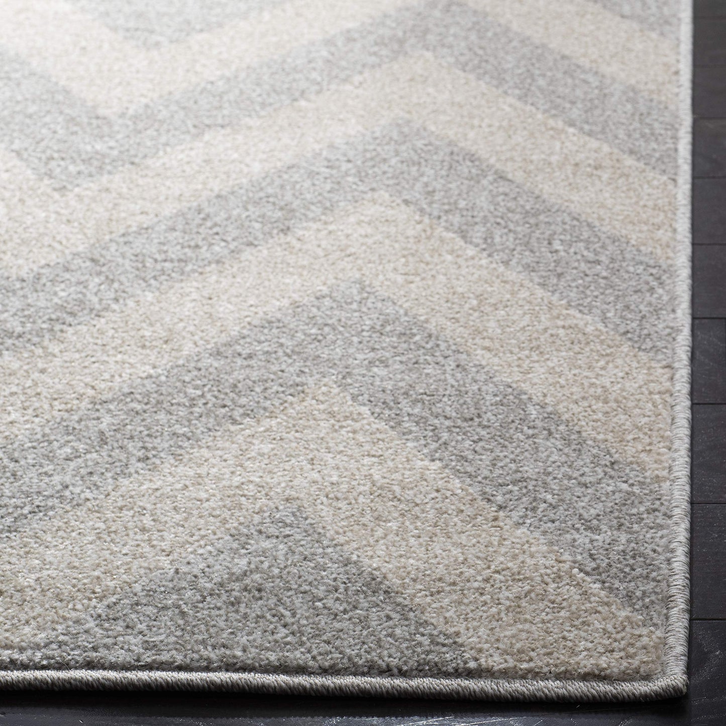 SAFAVIEH Area Rug 8x10 - Amherst Collection - Large - Light Grey & Beige, Chevron Pattern, Non-Shedding & Easy Cleaning, Ideal for Living Room, Bedroom, Office, Dining Space (AMT419B)
